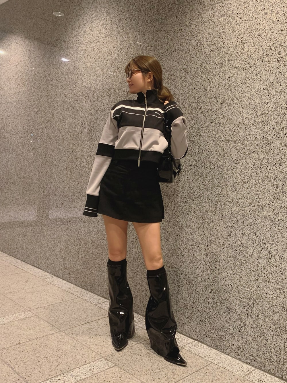 「ootd、春服コーデ、スカートスタイル、韓国ファッション、ロングブーツ、パテントレザー、トラックジャケット、ジャージ、ミニスカート、CHARLES＆KEITH」｜「CHARLES & KEITHのLula ルラ パテントバックルバッグ（ショルダーバッグ、ブラック系）」を使った、Non Miuraさん（レディース・161cm）の春コーディネートの1枚目の写真