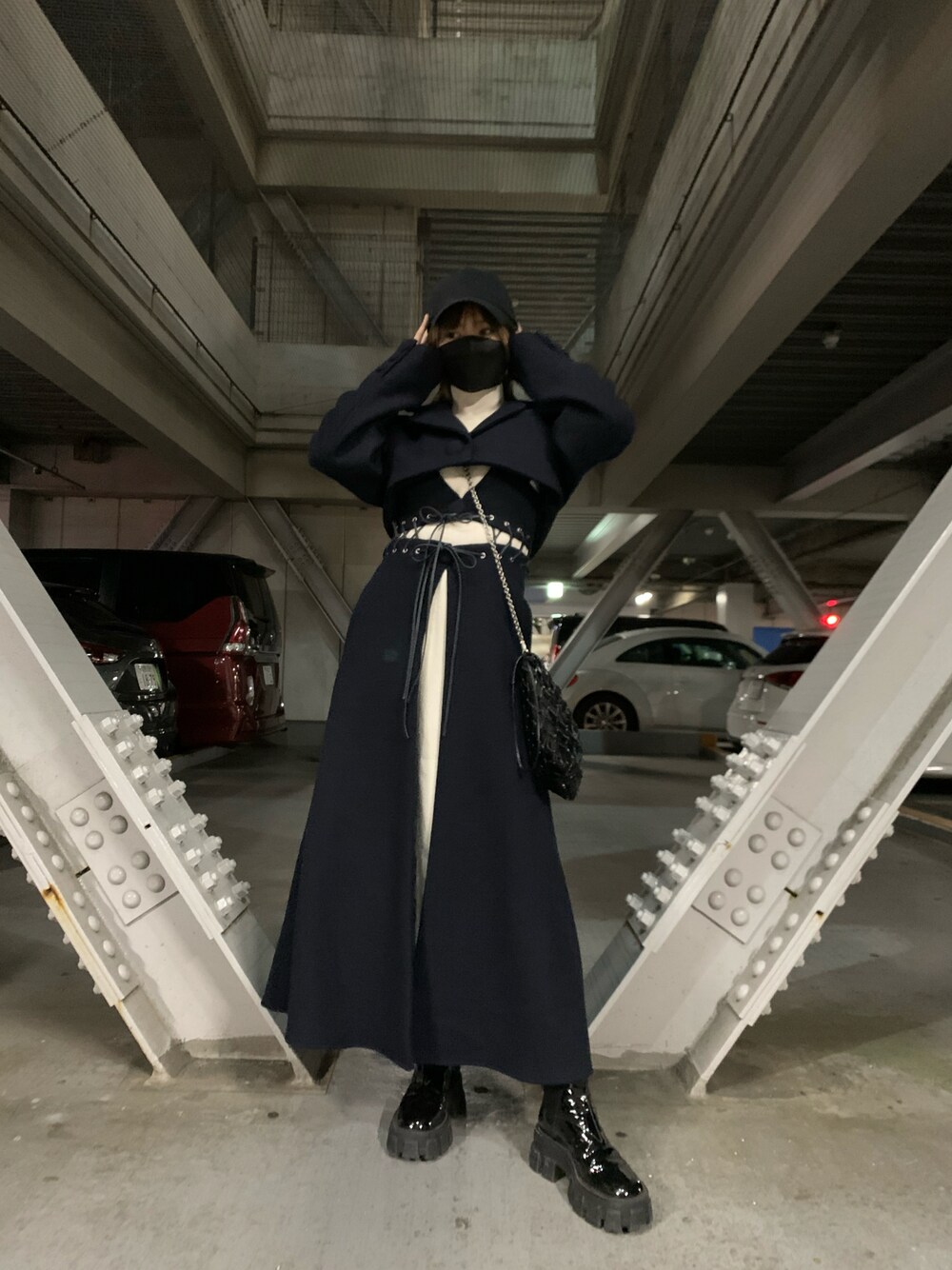 「オトナ女子、休日コーデ、ブラック、ショートブーツ、ワンピース、韓国ファッション、キャップ、ロングコート、エナメル、Melt the lady」｜「melt the ladyのアイテム（ジャケット/アウター、ブルー系）」を使った、Non Miuraさん（レディース・161cm）の冬コーディネートの1枚目の写真