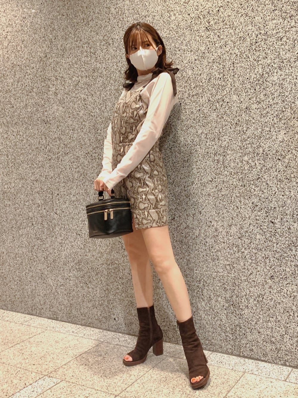 「休日コーデ、大人かわいい、ミニワンピ、ブーツ、シアーシャツ、パイソン柄、バニティバッグ、ブラウンコーデ、秋コーデ、デートスタイル（WOMEN）」｜「Melt the ladyのアイテム（ワンピース、ブラウン系）」を使った、Non Miuraさん（レディース・161cm）の秋コーディネートの1枚目の写真