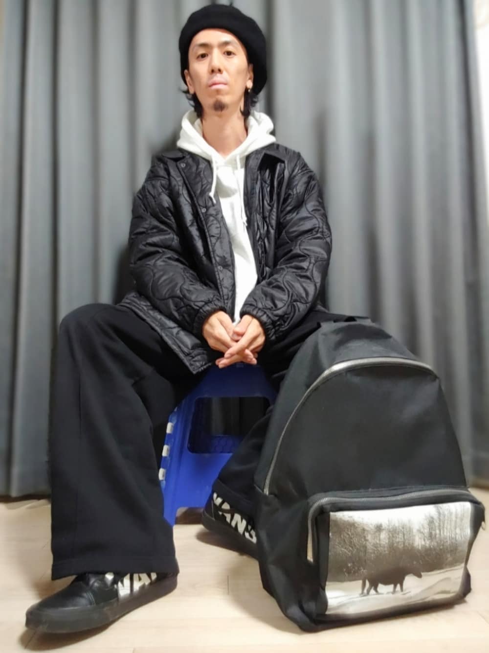 ホワイト系のパーカー、ブラック系のブルゾン、ブラック系のスウェットパンツを着用したメンズの冬コーディネートの1枚目の写真