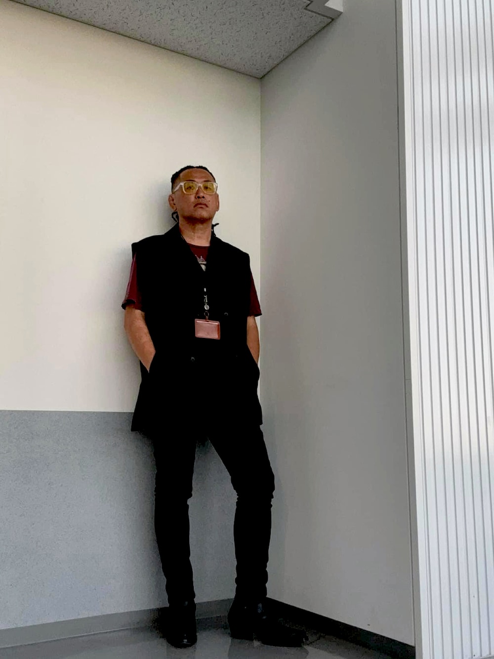 「ブラックコーデ、ブラックスキニー、職場、眼鏡、眼鏡野郎、ブラック、仕事コーデ、仕事着、職場スタイル」｜「NO ID.のmcg3226-BIGﾄﾚﾝﾁﾍﾞｽﾄ（ベスト、ブラック系）」を使った、眼鏡教員（佐藤三矢）さん（メンズ・176cm）の夏コーディネートの1枚目の写真
