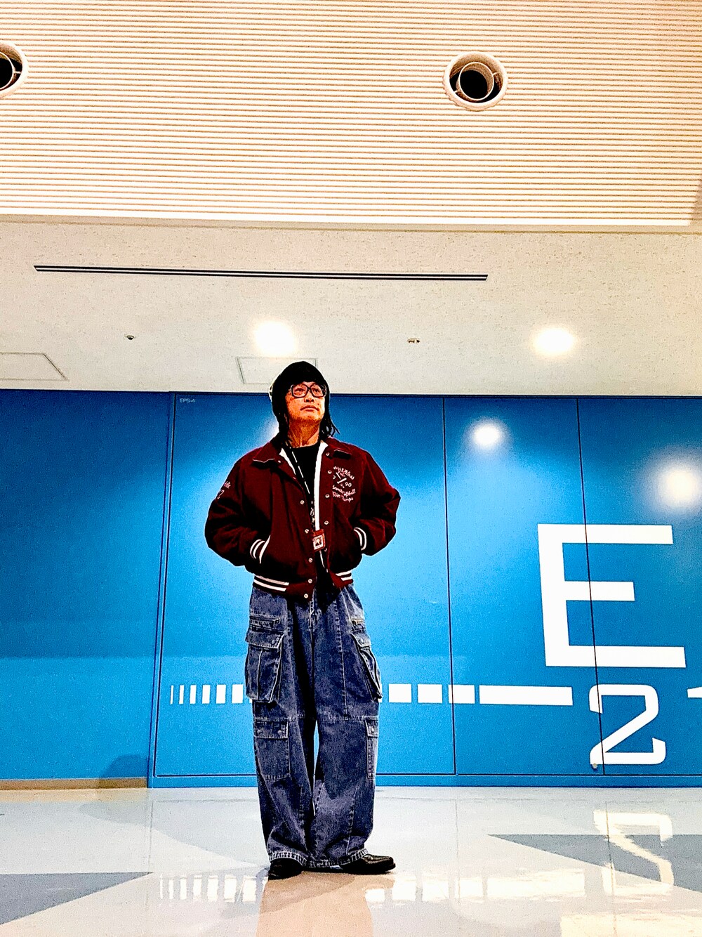 ブルー系のデニムパンツを着用したメンズの秋コーディネートの1枚目の写真