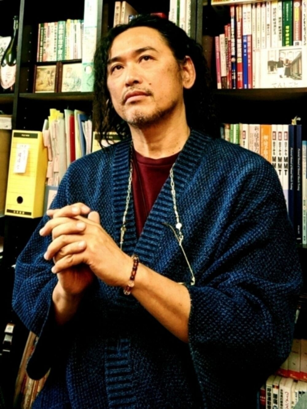 「仕事着、仕事コーデ、ガウン、カーディガン、glamb、ビッグシルエット、ビックシルエット」｜「glambのHarris knit gown / ハリスニットガウン（ニット/セーター、ブルー系）」を使った、眼鏡教員（佐藤三矢）さん（メンズ・176cm）の秋コーディネートの1枚目の写真
