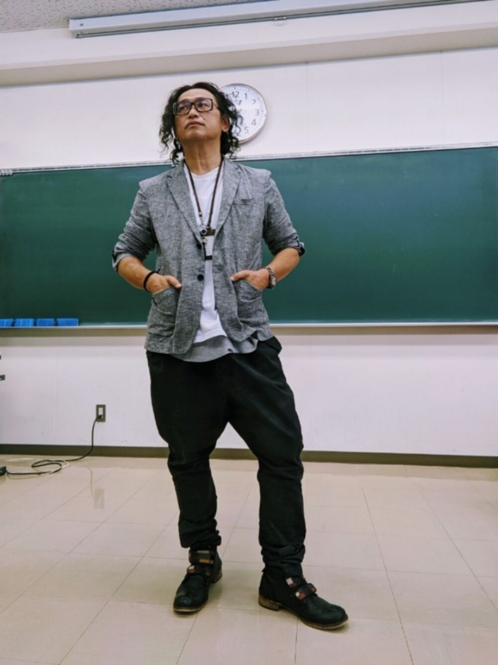 「秋先取りコーデ、glamb、職場、オンライン授業コーデ」｜「glambのglamb グラム / Simon jodhpurs pants シモンジョッパーズパンツ / GB0120/P03（その他パンツ、ブラック系）」を使った、眼鏡教員（佐藤三矢）さん（メンズ・176cm）の秋コーディネートの1枚目の写真