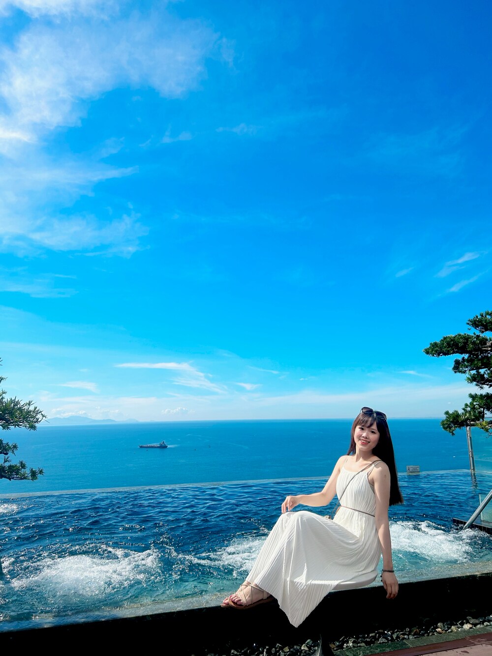 「Hilton Garden Inn Da Nang、Vietnam🇻🇳、夏ファッション、シンプルコーデ」｜「ZARAのアイテム（ワンピース、ホワイト系）」を使った、囧囧さん（レディース・160cm）の夏コーディネートの1枚目の写真