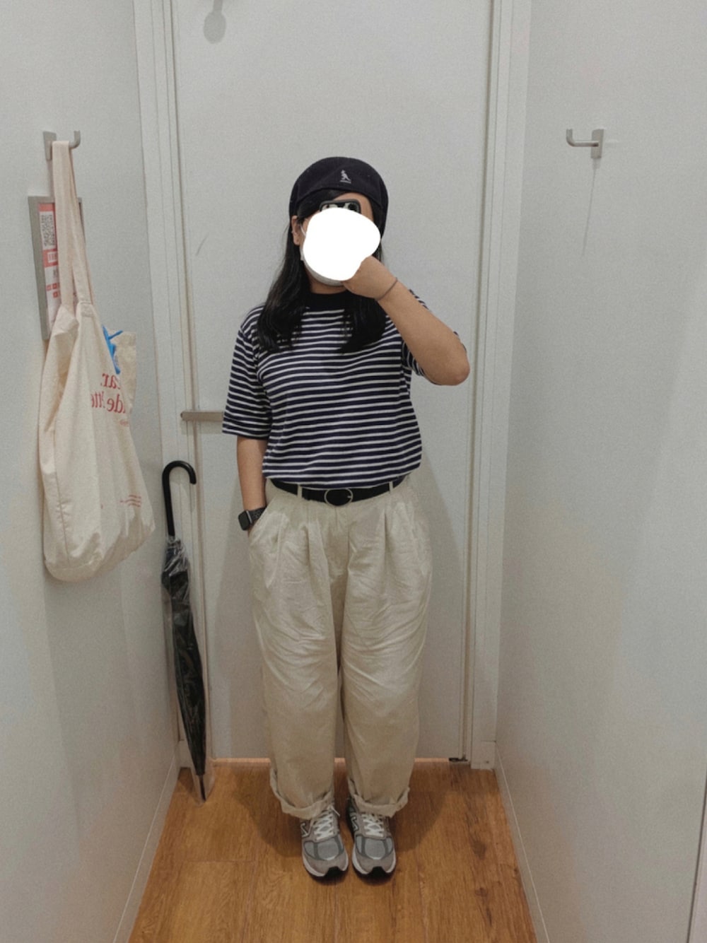 「ootd、夏、街頭穿搭、球鞋、休閒、日系極簡、oversize、基礎款、工裝褲、鹽系風格」｜「KANGOLのKANGOL/カンゴール ハンチング TROPIC GALAXY 195169501（キャップ、ブラック系）」を使った、Vさん（レディース・157cm）の夏コーディネートの1枚目の写真