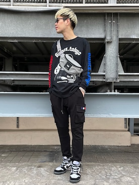 「KaneZ（ケインズ）のアイテム（Tシャツ/カットソー）」を使った、山田 統生さん（メンズ・182cm）の春コーディネート