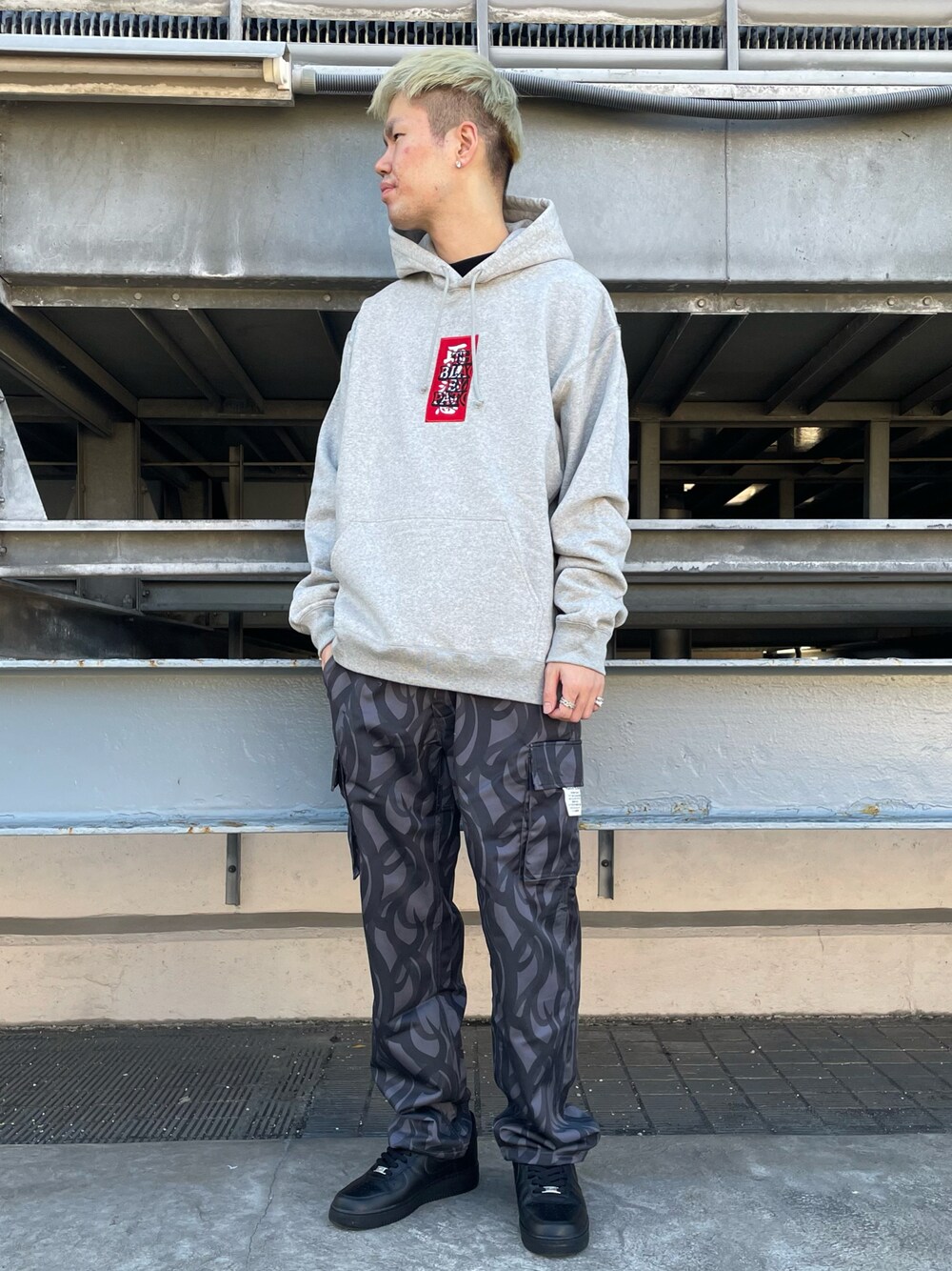 「blackeyepatch、グレーコーデ、韓国ファッション、冬コーデ、Danke schon、トライバル、カーゴパンツ、ビッグシルエット、AF1、黒スニーカー、スケータースタイル、クリスマスに着たい服、冬のコーデ、今日のコーデ、高身長」｜「DANKE SCHONのDankeSchon/ダンケシェーン/トライバルカーゴパンツ（カーゴパンツ、グレー系）」を使った、山田 統生さん（メンズ・182cm）の冬コーディネートの1枚目の写真