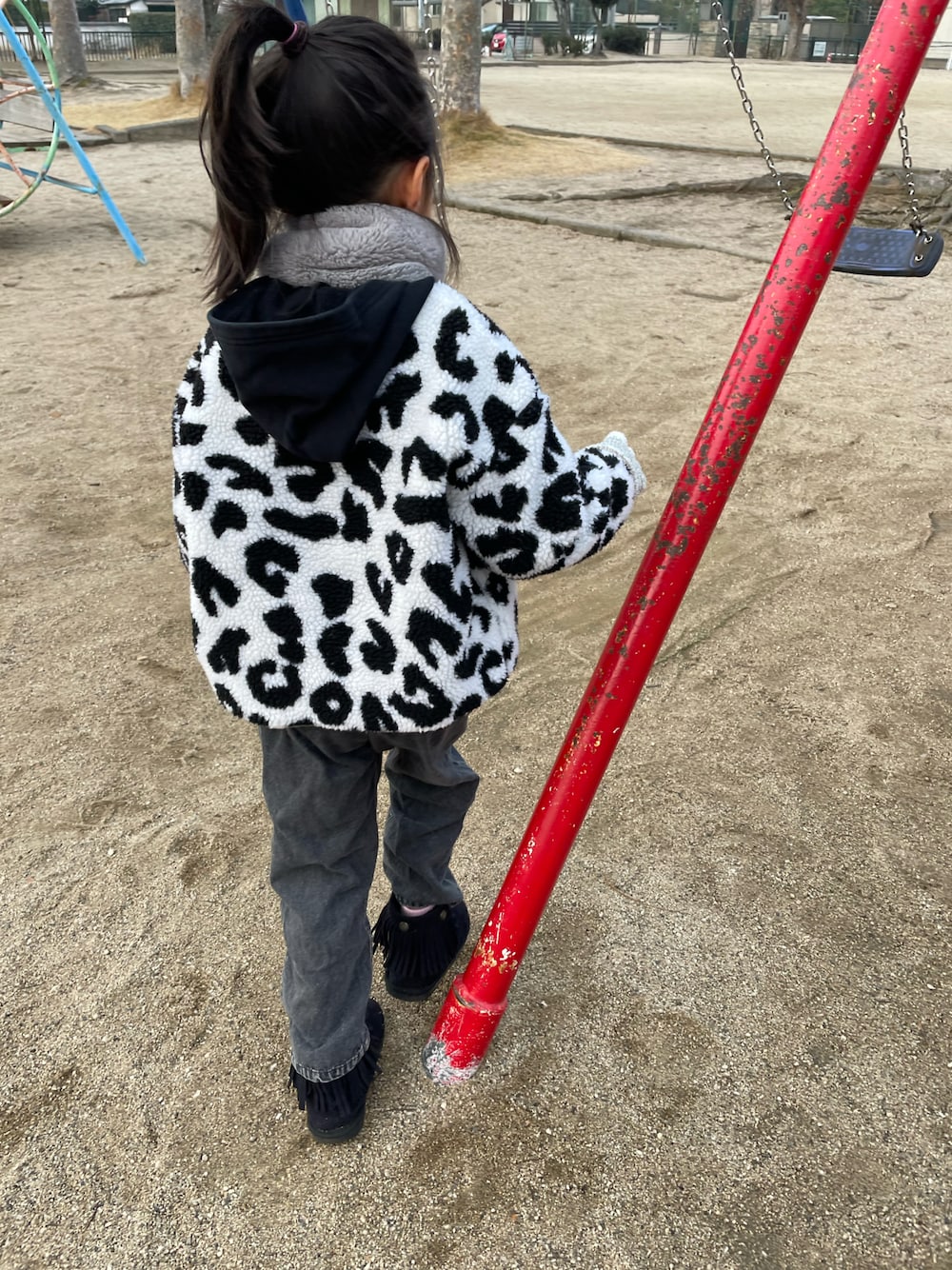 「キッズコーデ、カジュアル、おしゃれさんと繋がりたい、公園スタイル、6歳女の子」｜「CIAOPANIC TYPYの【KIDS】【ZOZOTOWN限定】レオパードアニマルボアカーディガン（ノーカラージャケット、ホワイト系）」を使った、kiiiiさん（キッズ・120cm）の冬コーディネートの1枚目の写真