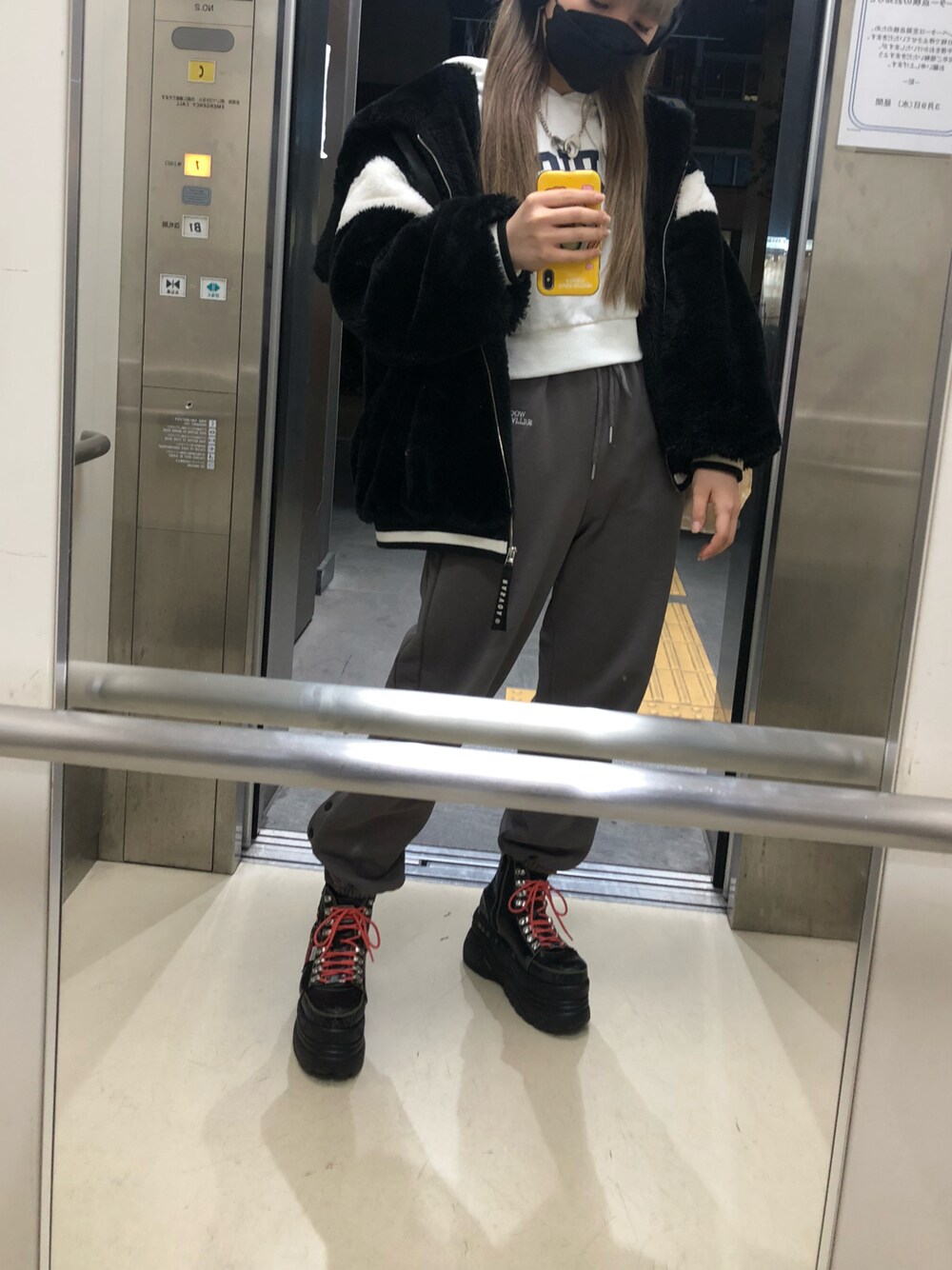 「パンツスタイル、ストリート、パーカー、オーバーサイズ、骨格ウェーブ、厚底シューズ、179/WG、YOSUKE、RASVOA」｜「179/WGの配色釦スウェットジョガーパンツ（スウェットパンツ、グレー系）」を使った、sky_landさん（レディース・159cm）の春コーディネートの1枚目の写真