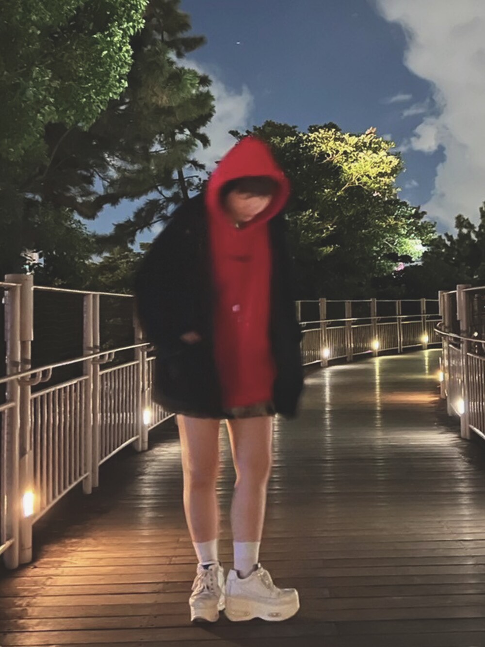 「シンプルコーデ、カジュアルコーデ、レッド×ブラック、パーカー、ENVYM、RASVOA」｜「ENVYMのPHOTOGRAPHYパーカー（パーカー、レッド系）」を使った、sky_landさん（レディース・160cm）の春コーディネートの1枚目の写真