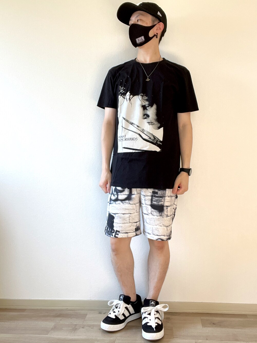 「スニーカー、スニーカーコーデ、スニーカー好きと繋がりたい、ティムバートン、NEW ERA、BTS」｜「Edward Scissorhandsのアイテム（Tシャツ/カットソー、ブラック系）」を使った、Showta@KHWさん（メンズ・165cm）の夏コーディネートの1枚目の写真