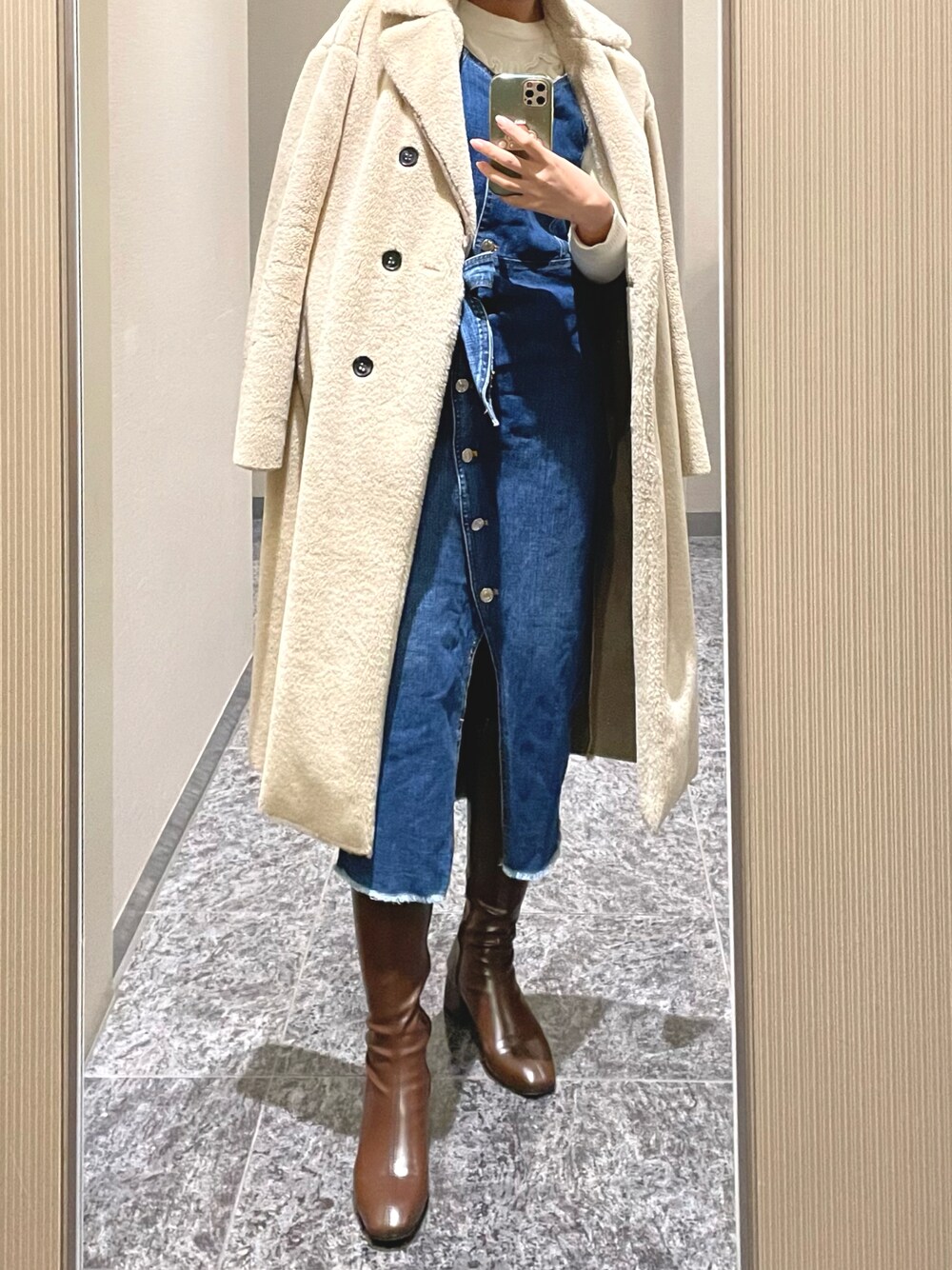 「シンプル、サロペット、デニム、デニムスカート、デニムサロペット、ワンピース、冬コーデ、ニット、ブーツ、デニムコーデ、きれいめカジュアル、コート、ジャンパースカート、モコモコアウター、オールインワン」｜「imvelyのアイテム（ブーツ、ブラウン系）」を使った、ＳＹＵ☁️気象予報士さん（レディース・161cm）の冬コーディネートの1枚目の写真