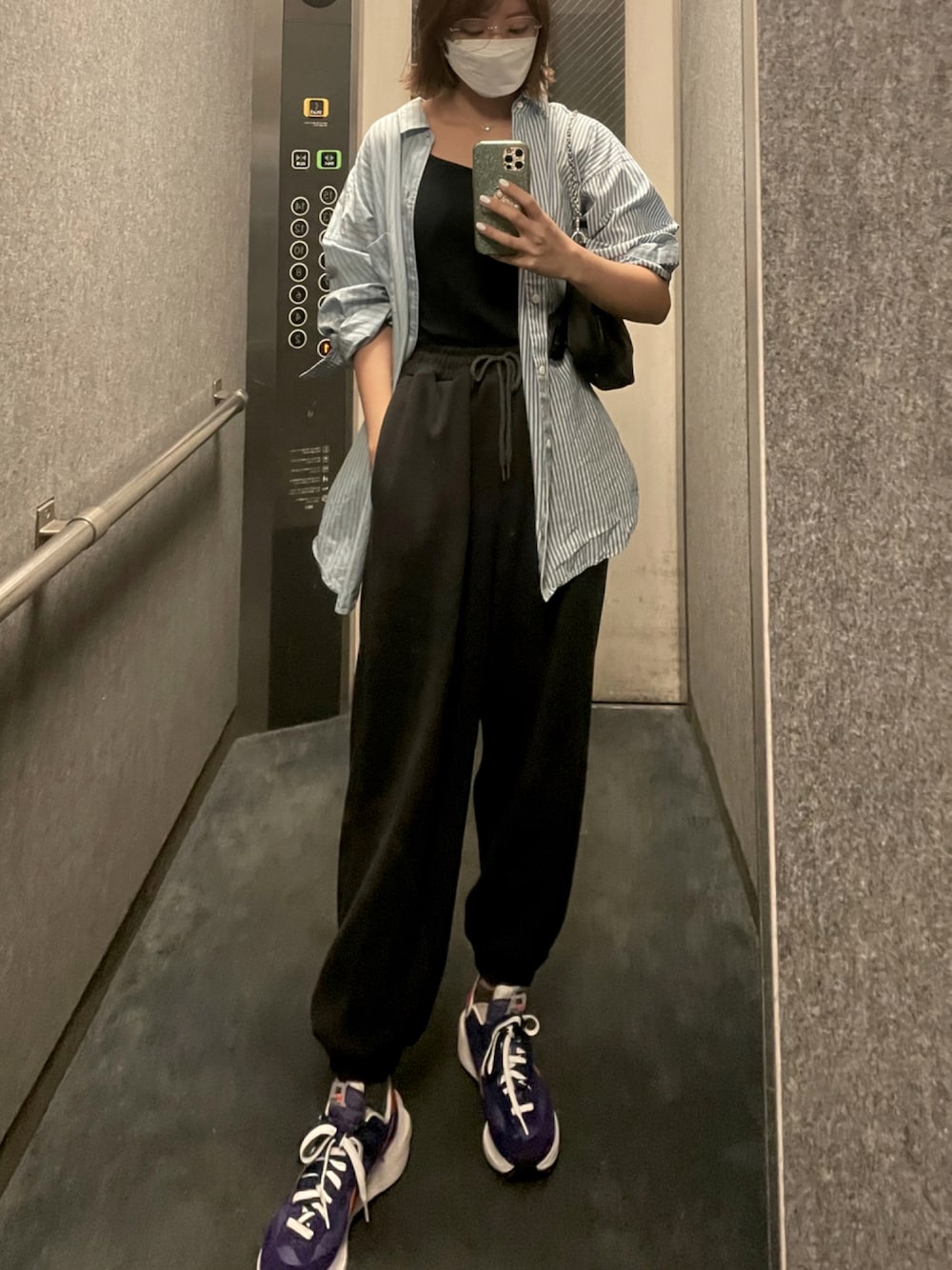 「スウェットパンツ、スウェット、ビッグシルエット、アメカジ、メンズライク、ootd、シャツスタイル、大人かわいい、秋コーデ、doublelovers、sacai×nike、いいね、save、フォローお願いします🤑」｜「Sacaiのアイテム（スニーカー、パープル系）」を使った、ＳＹＵ☁️気象予報士さん（レディース・161cm）の秋コーディネートの1枚目の写真
