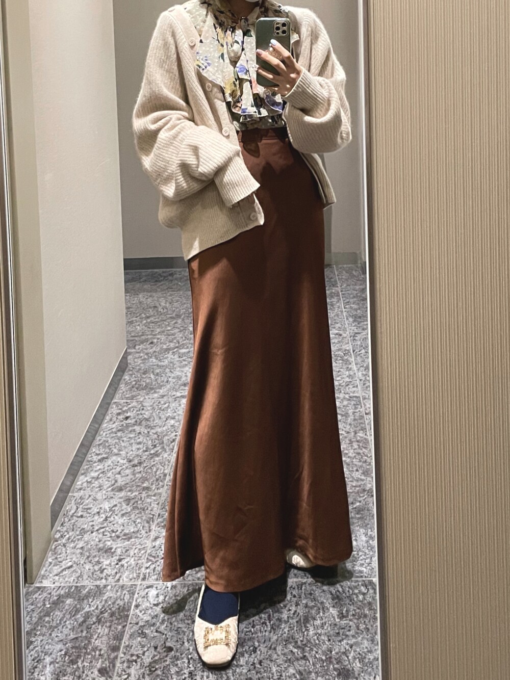 「クリスマスに着たい服、大人カジュアル、ニット/セーター、お出かけコーデ、大人コーデ、休日スタイル、ロングスカート、ベージュコーデ、大人ガーリー、スカート、サテンスカート」｜「LAGUNAMOONのラクーンラフニットカーディガン（カーディガン/ボレロ、ベージュ系）」を使った、ＳＹＵ☁️気象予報士さん（レディース・161cm）の冬コーディネートの1枚目の写真