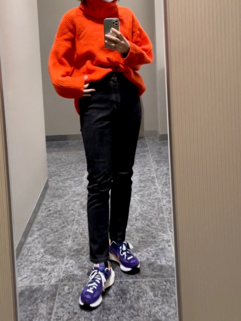 「デニム、sacai、タートルネック、ナイキ、今日のコーデ、秋冬コーデ、オレンジニット、sacai×nike」｜「Sacaiのアイテム（スニーカー、パープル系）」を使った、ＳＹＵ☁️気象予報士さん（レディース・161cm）の秋コーディネートの1枚目の写真