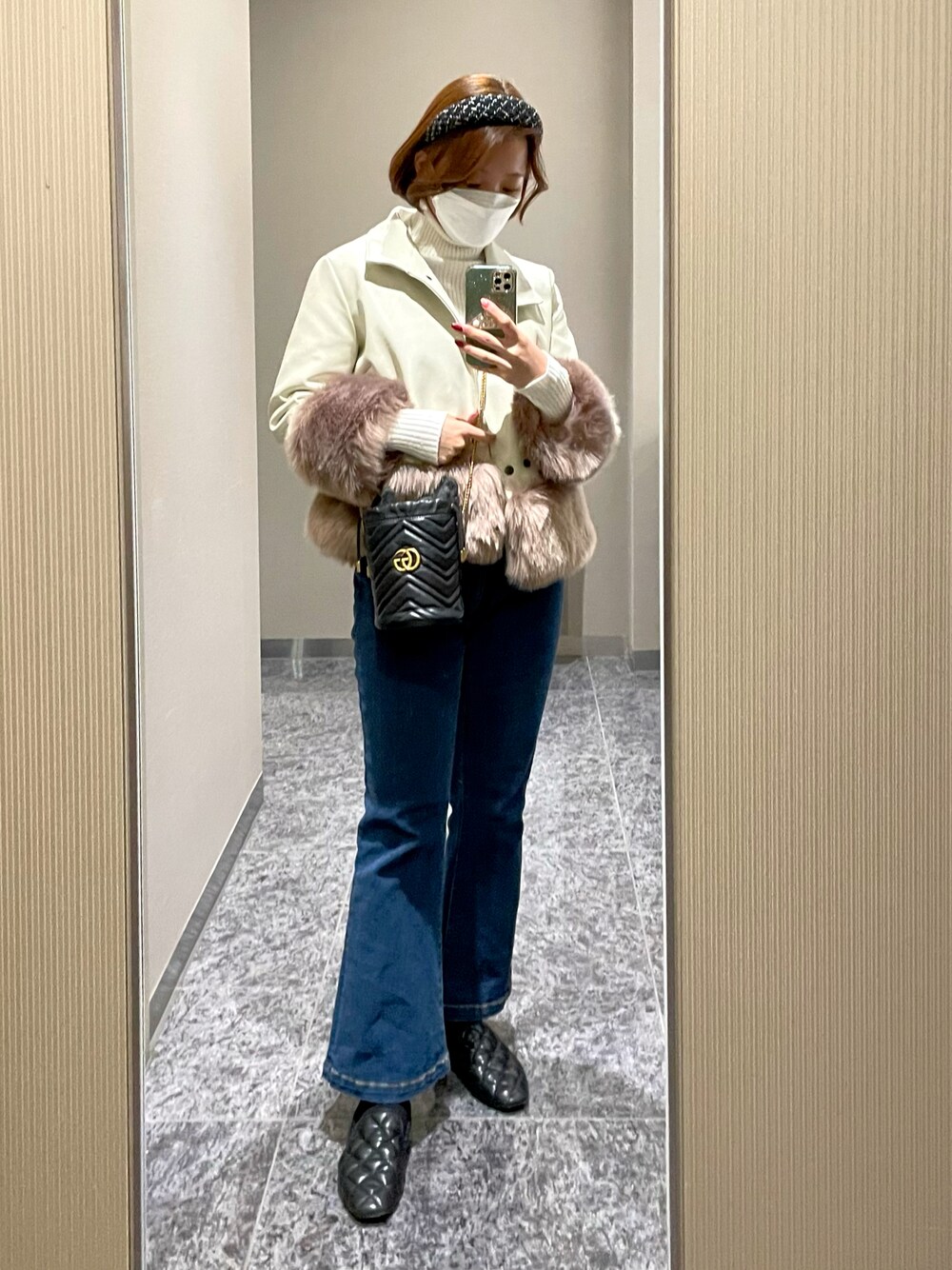 「オトナ女子、ファー小物、シンプル、大人カジュアル、デニム、ファー、ファーコート、GUCCI、カチューシャ、タートルネック、大人ガーリー、韓国ファッション、いいね、save、フォローお願いします🤑」｜「JILL STUARTの◆マットデニムパンツ（デニムパンツ、ブルー系）」を使った、ＳＹＵ☁️気象予報士さん（レディース・161cm）の冬コーディネートの1枚目の写真