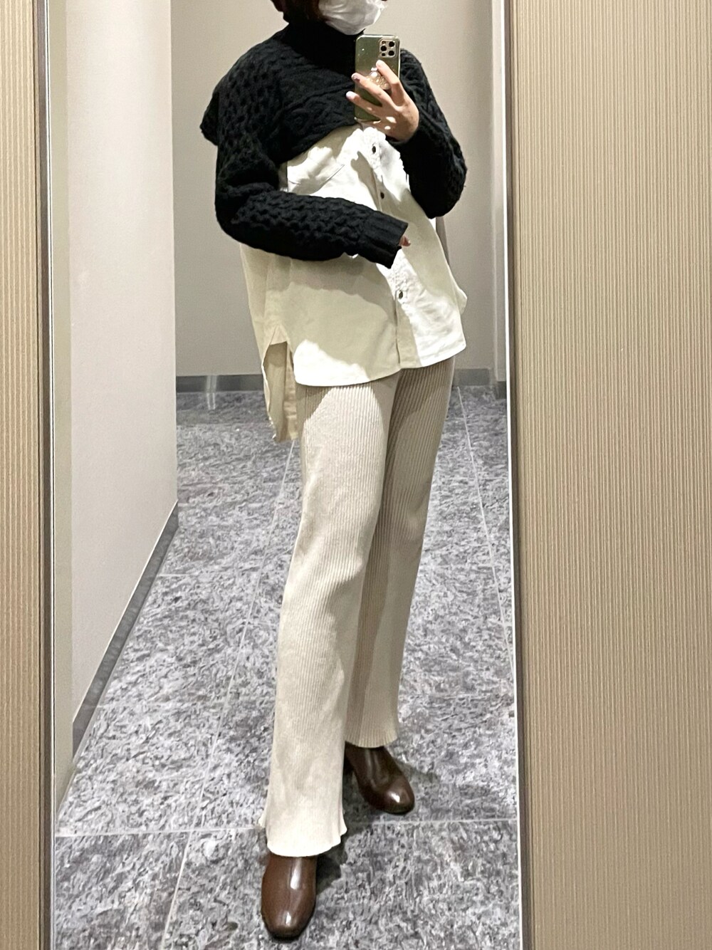 「カジュアルコーデ、タートルネック、ニットパンツ、着回しコーデ、スウェード、ミニ丈、ootd、ワイドパンツ、ブーツ、春、ベージュ、ホワイト」｜「ZARAのアイテム（ニット/セーター、ブラック系）」を使った、ＳＹＵ☁️気象予報士さん（レディース・161cm）の春コーディネートの1枚目の写真