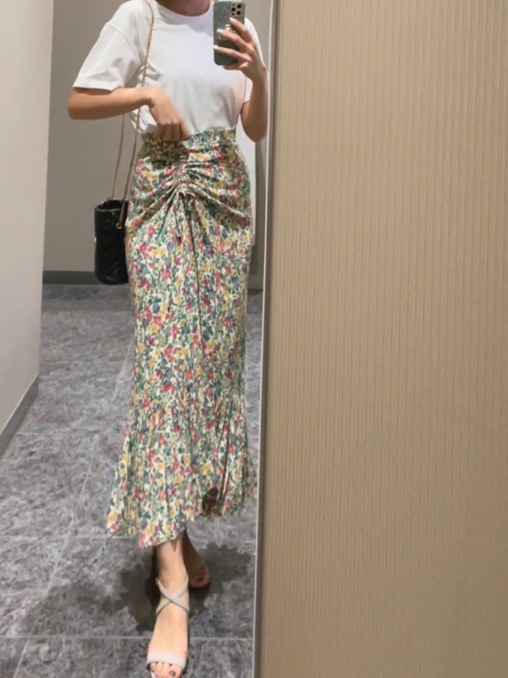 「シンプル、花柄、フリル、大人カジュアル、ロングスカート、サンダル、マーメイドスカート、プチプラコーデ、花柄スカート、白Tシャツ、オトナ女子、いいね、save、フォローお願いします🤑」｜「JILL STUARTの◆キャンディス小花柄ギャザースカート（スカート、ホワイト系）」を使った、ＳＹＵ☁️気象予報士さん（レディース・161cm）の秋コーディネートの1枚目の写真