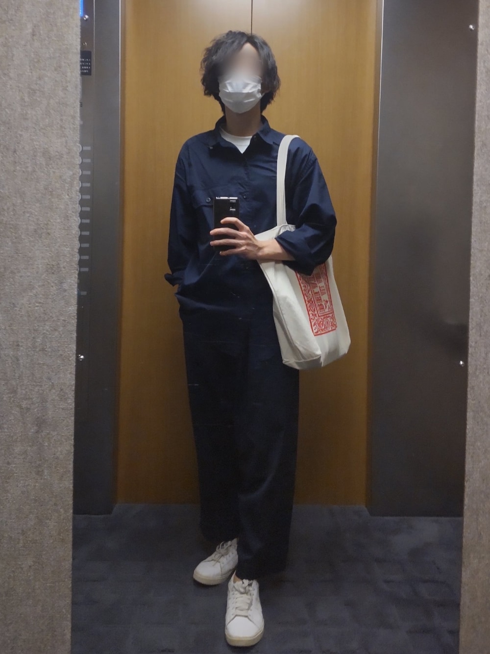「トートバッグ、キャンバストート、ビッグシルエット、白スニーカー、古着ッポ、チチカカ、Traditional Weatherwear、ネイビー×ホワイト、通学コーデ」｜「UNIQLOのウォッシュワークシャツ（長袖）（シャツ/ブラウス、ブルー系）」を使った、hiroyouさん（メンズ・170cm）の夏コーディネートの1枚目の写真