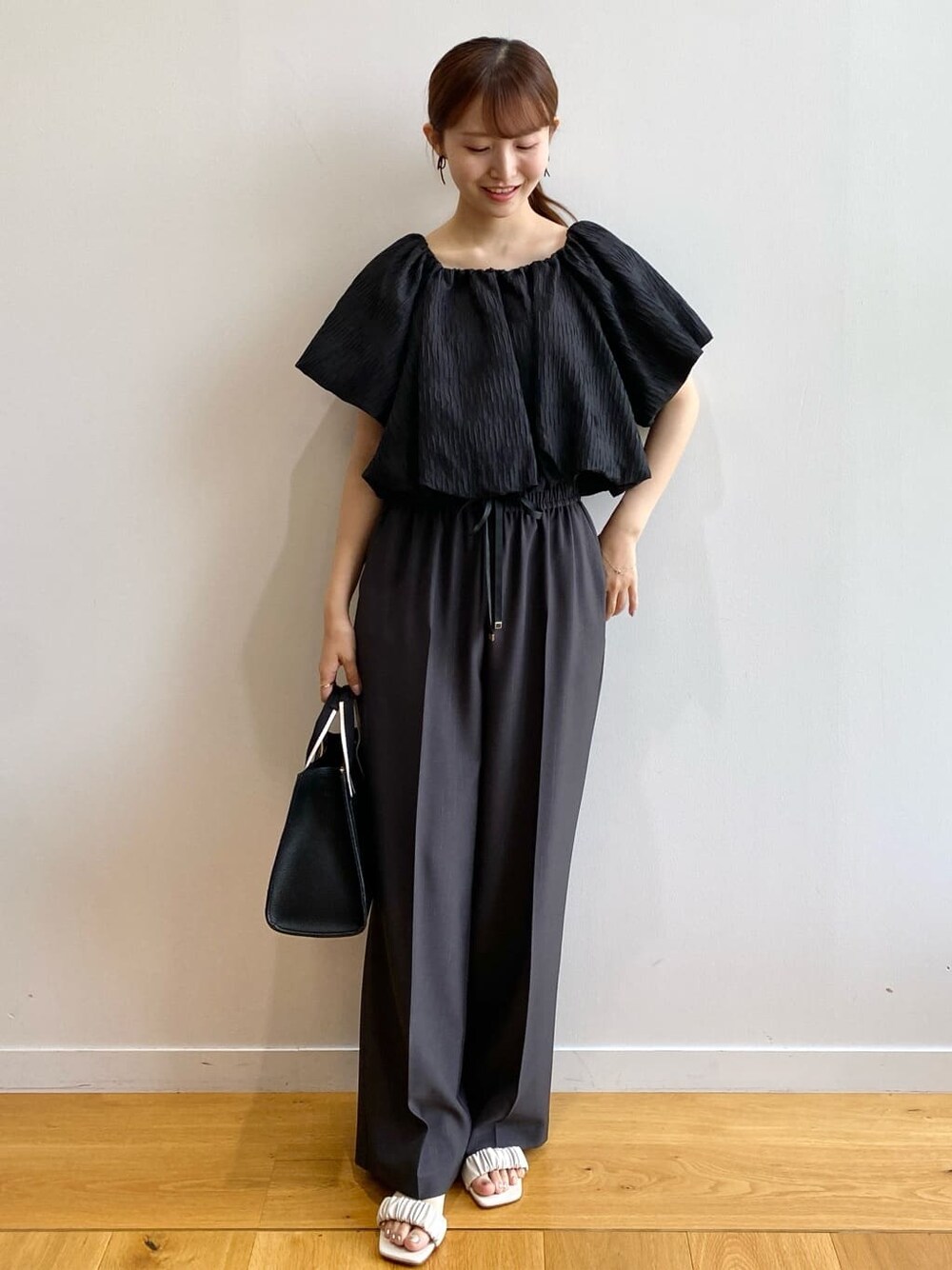 ブラック系のシャツ/ブラウス、グレー系のその他パンツ、ブラック系のトートバッグを着用したレディースの夏コーディネートの1枚目の写真