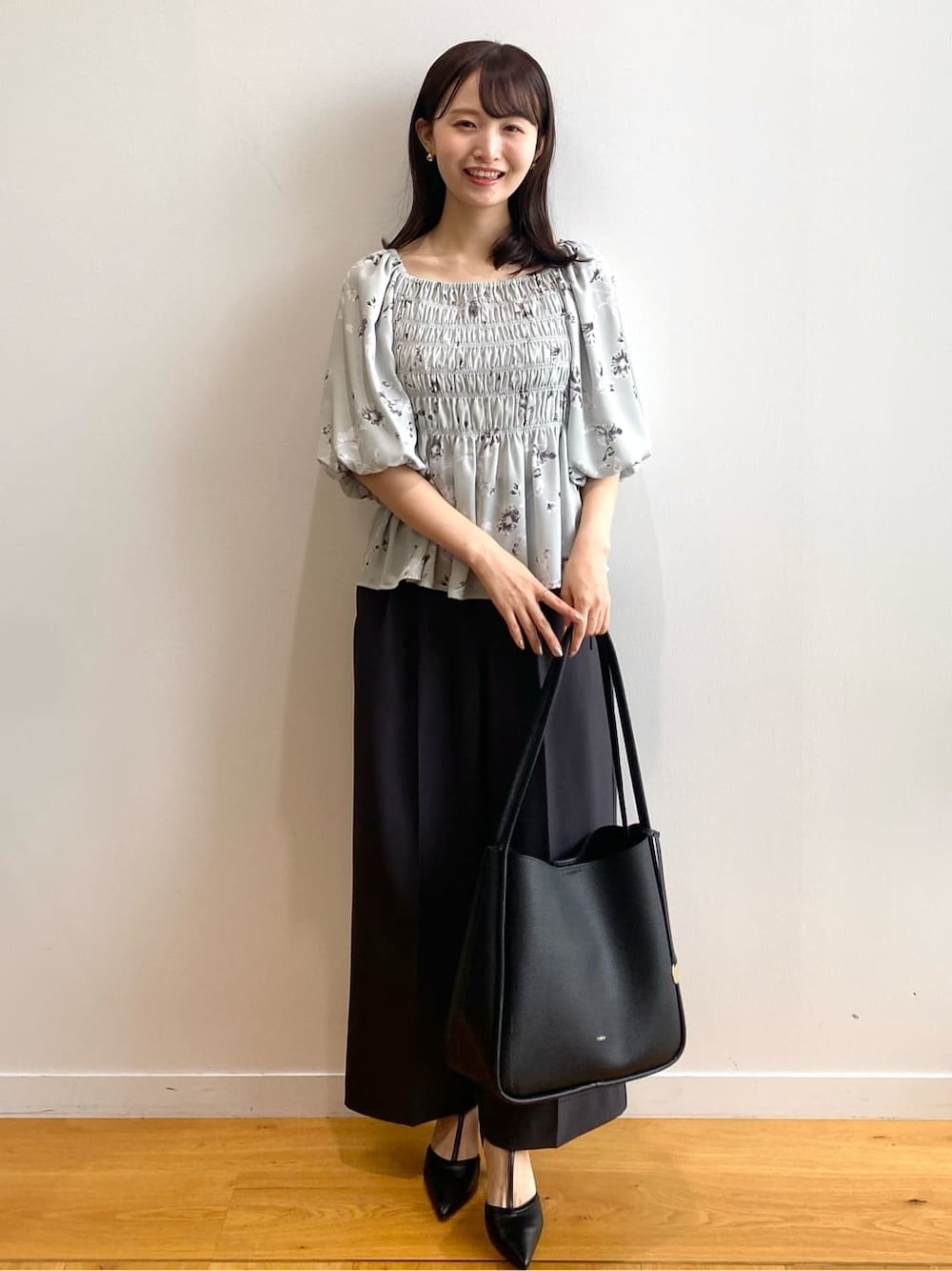 グリーン系のシャツ/ブラウス、グレー系のその他パンツ、ブラック系のトートバッグを着用したレディースの夏コーディネートの1枚目の写真