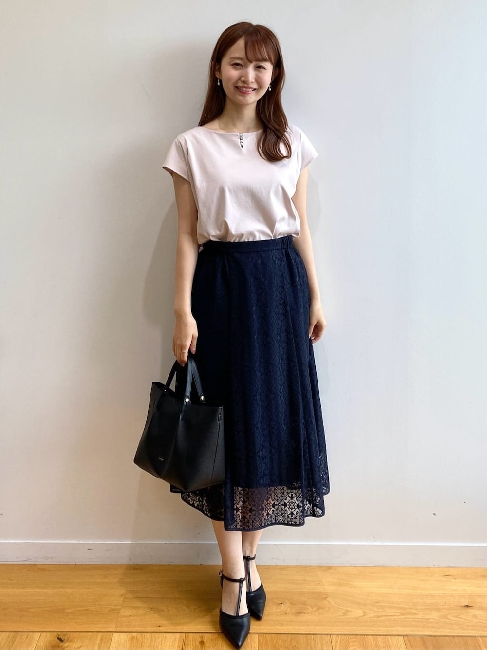 ベージュ系のTシャツ/カットソー、ブルー系のスカート、ブラック系のトートバッグを着用したレディースの夏コーディネートの1枚目の写真
