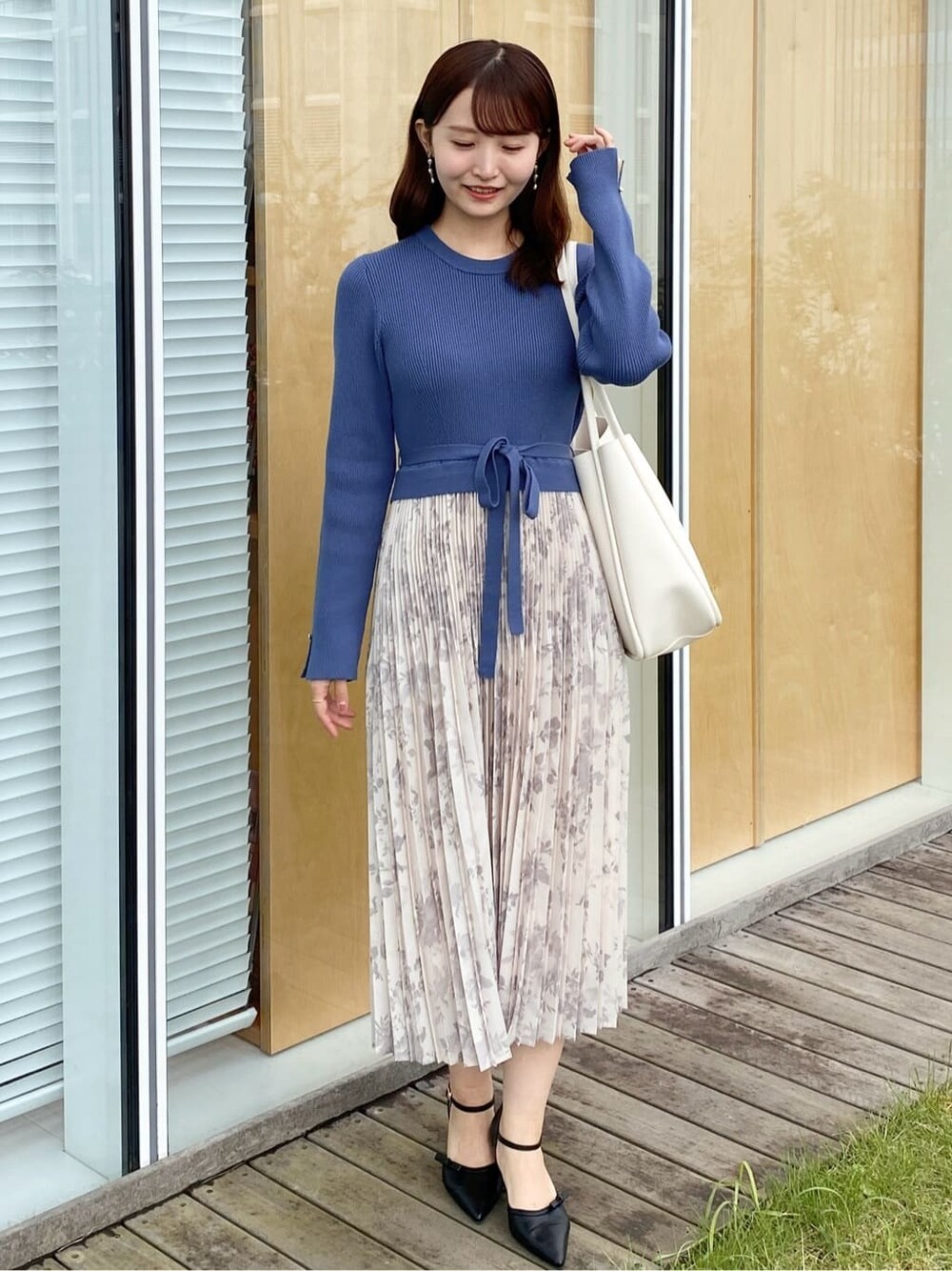 ブルー系のワンピース、ホワイト系のトートバッグ、ブラック系のパンプスを着用したレディースの秋コーディネートの1枚目の写真
