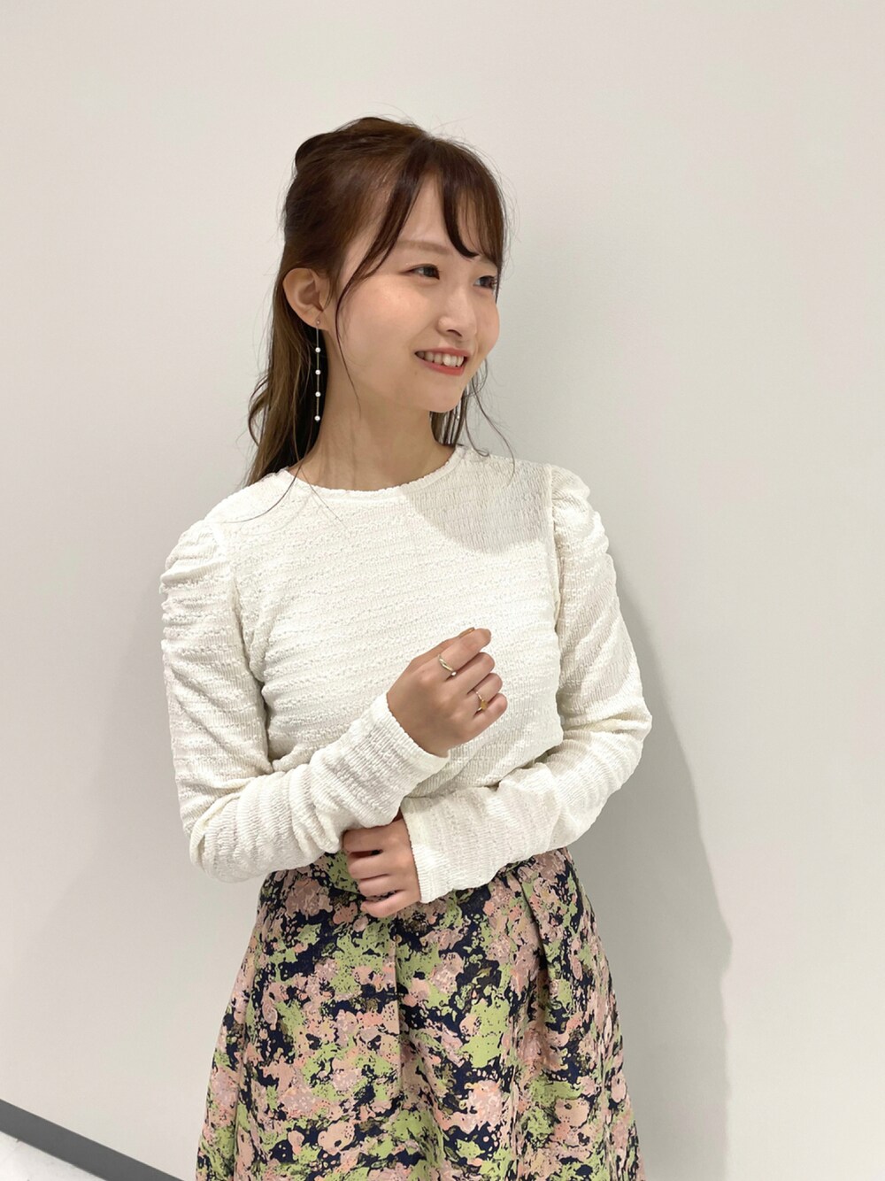 「ブラウス、スカート、仕事着、キレイめ、お出かけコーデ、プチプラ、フェミニン、きれいめカジュアル、プチプラコーデ、オフィスカジュアル、INDEX、淡色コーデ、肩フリル、OPAQUE.CLIP、袖ボリューム」｜「indexのアブストラクトジャカードフレアスカート【WEB限定サイズ】（スカート、ブルー系）」を使った、みさかさん（レディース・158cm）の秋コーディネートの1枚目の写真