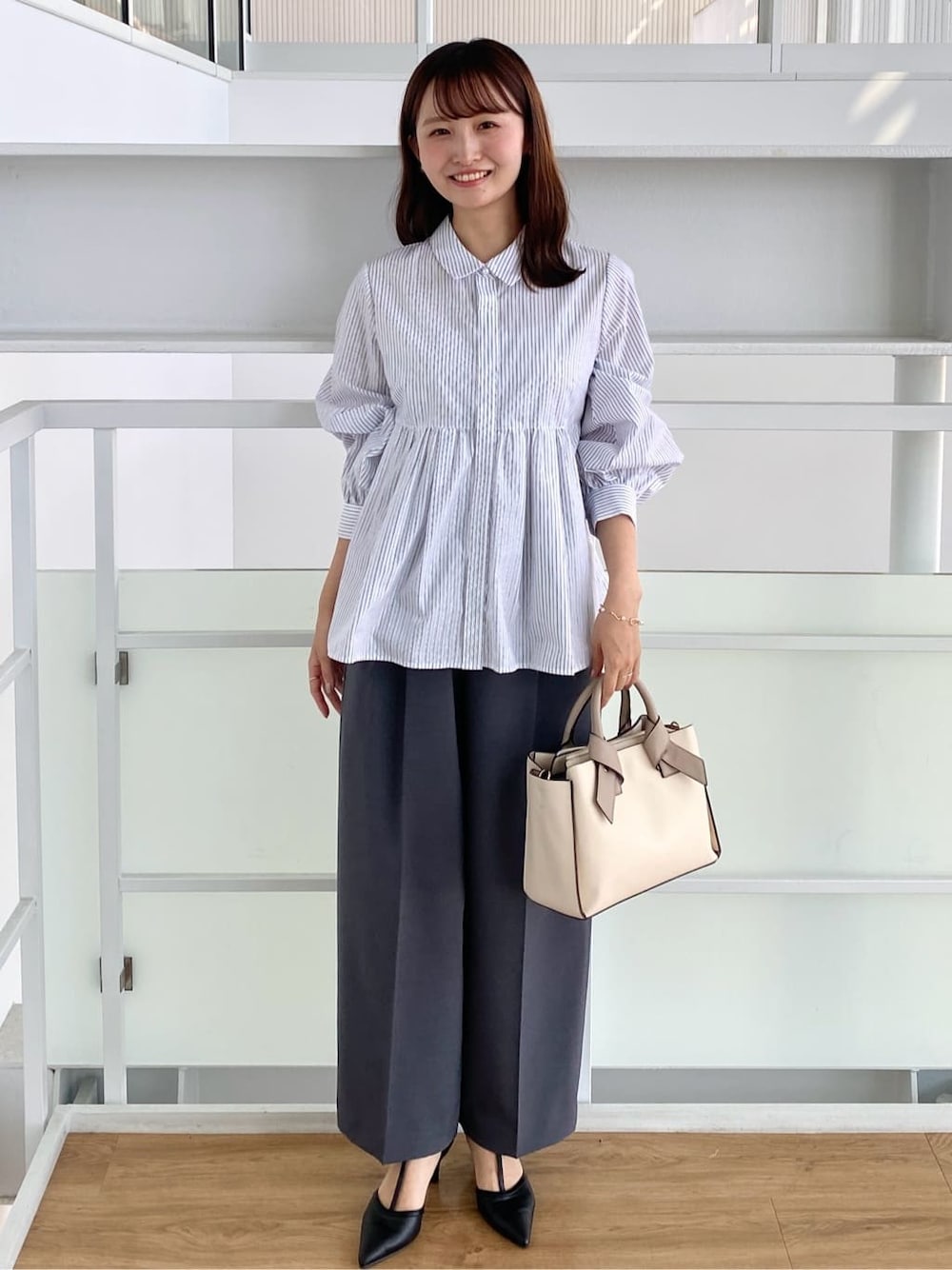ホワイト系のシャツ/ブラウス、グレー系のその他パンツ、ホワイト系のトートバッグを着用したレディースの秋コーディネートの1枚目の写真