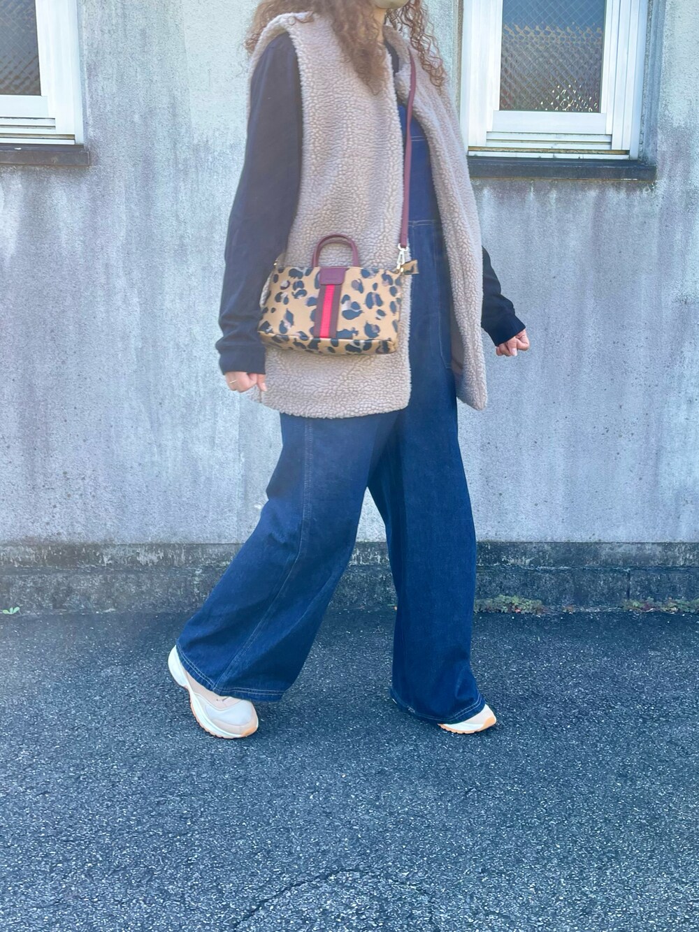 「カジュアル、あったかコーデ、プチプラコーデ、低身長女子、オーバーオール、デニムサロペット、ママコーデ、ママファッション、秋のコーデ、フォローミー、初心者、アニマル柄、レオパード、ボアベスト、ファーベスト」｜「no brandのアイテム（オールインワン・サロペット、ブルー系）」を使った、SUZUさん（レディース・153cm）の秋コーディネートの1枚目の写真