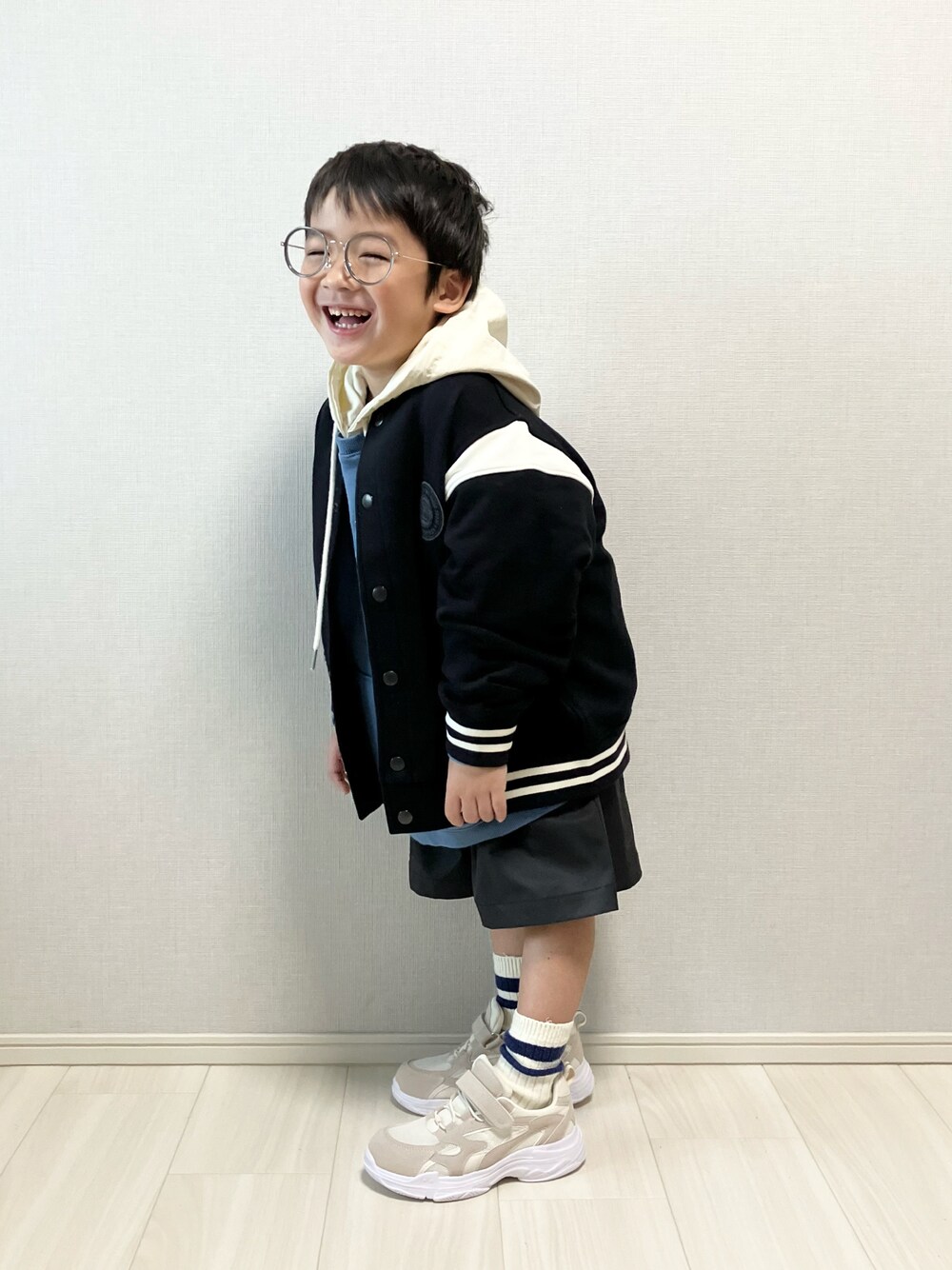 「めがね、プチプラ、パーカー、ハーフパンツ、スニーカー、ジャケット、お出かけコーデ、休日スタイル、スポーツミックス、カラーパンツ、モノトーン、春アウター、レイヤードスタイル、ストリート、デートコーデ」｜「kokokidsのアイテム（パーカー、ブルー系）」を使った、haru__maaさん（キッズ・100cm）の冬コーディネートの1枚目の写真