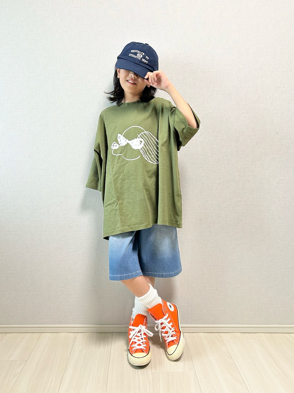 「やっぱり帽子が好き、アメカジ、スポーツミックス、ストリート、ハーフパンツ、キャップ、お出かけコーデ、デニム、スニーカー、Tシャツ、バミューダパンツ」｜「and D. petit mainのデニムバミューダパンツ（デニムパンツ、ブルー系）」を使った、haru__maaさん（キッズ・130cm）の春コーディネートの1枚目の写真