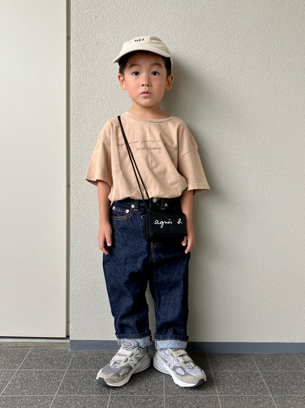 「夏だ！Tシャツ着よう！、夏コーデ、休日スタイル、カジュアル、キャップ、スニーカー、ニューバランス、ポシェット、デニム、お出かけコーデ、ローリーズファーム(LOWRYS FARM)」｜「LOWRYS FARMのレタリングＴＥＥ　876016（Tシャツ/カットソー、ベージュ系）」を使った、haru__maaさん（キッズ・100cm）の夏コーディネートの1枚目の写真
