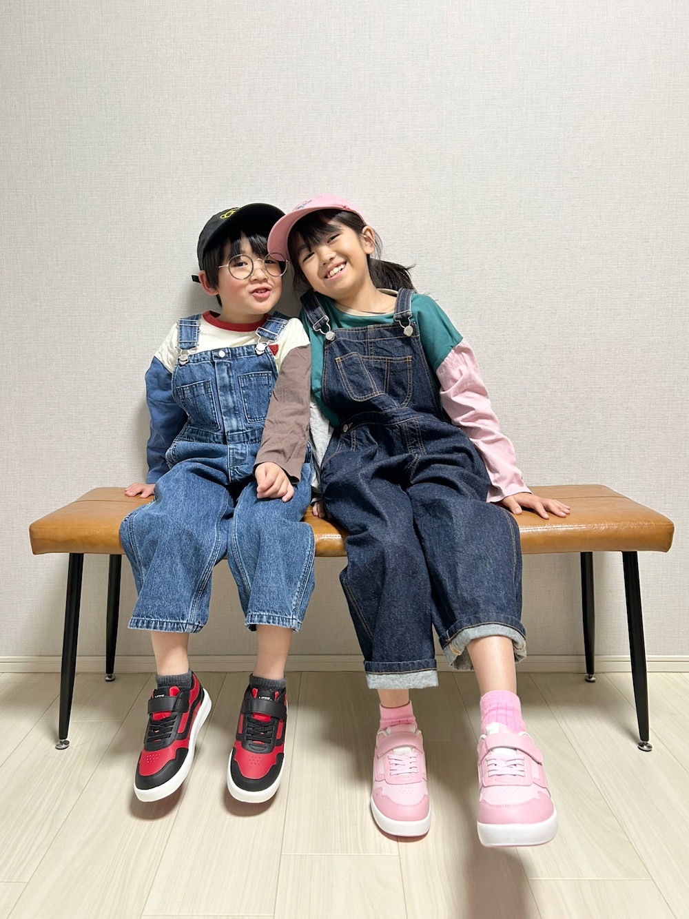 「春色、スニーカー、プチプラ、オーバーオール、サロペット、キャップ、デニム、カジュアル、お出かけコーデ、休日スタイル、ロンT」｜「LOWRYS FARMのデニムオーバオール２　 114255（サロペット/オーバーオール、ブルー系）」を使った、haru__maaさん（キッズ・110cm）の春コーディネートの1枚目の写真