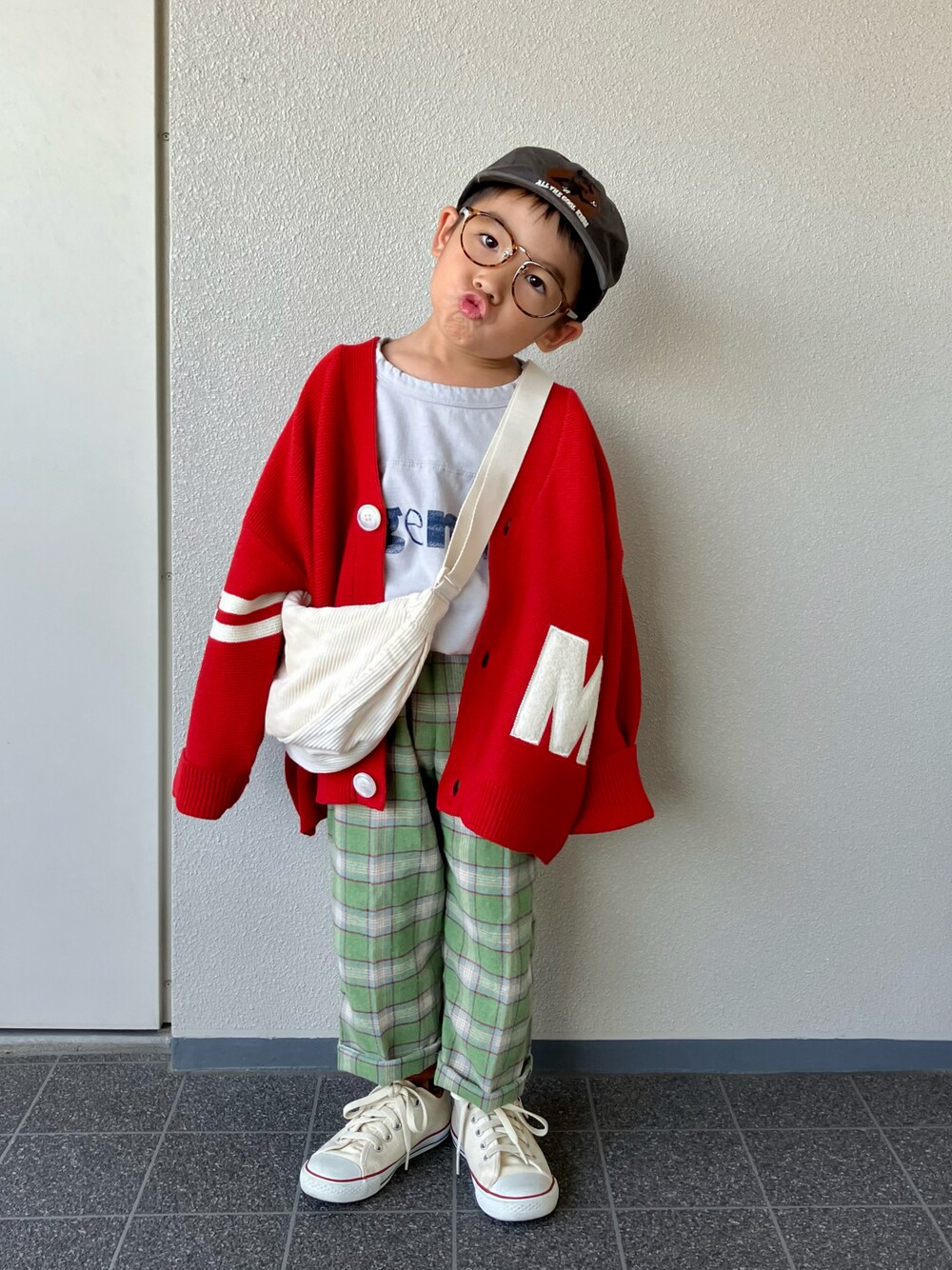 「ファッションを楽しもう、スニーカー、韓国子供服、カーディガン、チェック、めがね、キャップ、ショルダーバッグ、カジュアルコーデ、お出かけコーデ、レイヤードスタイル、スポーツミックス、ニット、冬コーデ、秋冬コーデ」｜「EEWのアイテム（Tシャツ/カットソー、グレー系）」を使った、haru__maaさん（キッズ・100cm）の秋コーディネートの1枚目の写真