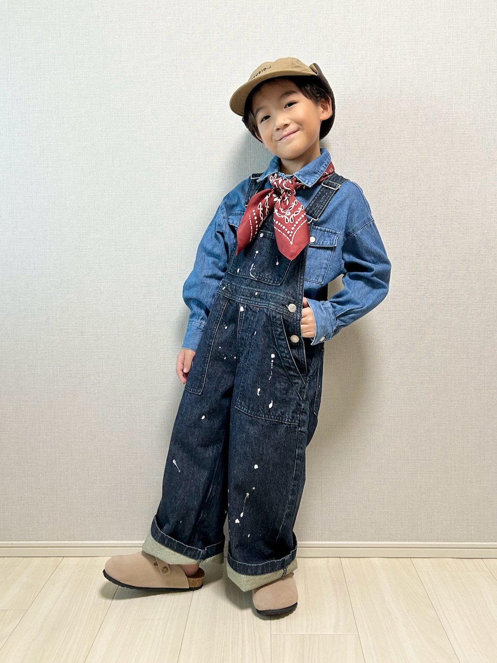 「スポーツミックス、デニム、デニムシャツ、サロペット、秋服準備はじめました、シャツスタイル、カジュアルコーデ、お出かけコーデ、キャップ」｜「JDBのアイテム（帽子、ベージュ系）」を使った、haru__maaさん（キッズ・110cm）の秋コーディネートの1枚目の写真