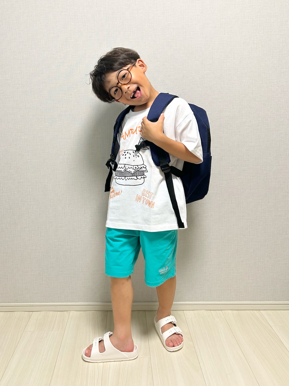 「サンダル、夏コーデ、白Tシャツ、リュック、めがね、スポーツミックス、ハーフパンツ、Tシャツ、お出かけコーデ、休日スタイル、ショートパンツ」｜「devirockのツーバンドサンダル（サンダル、ホワイト系）」を使った、haru__maaさん（キッズ・110cm）の夏コーディネートの1枚目の写真