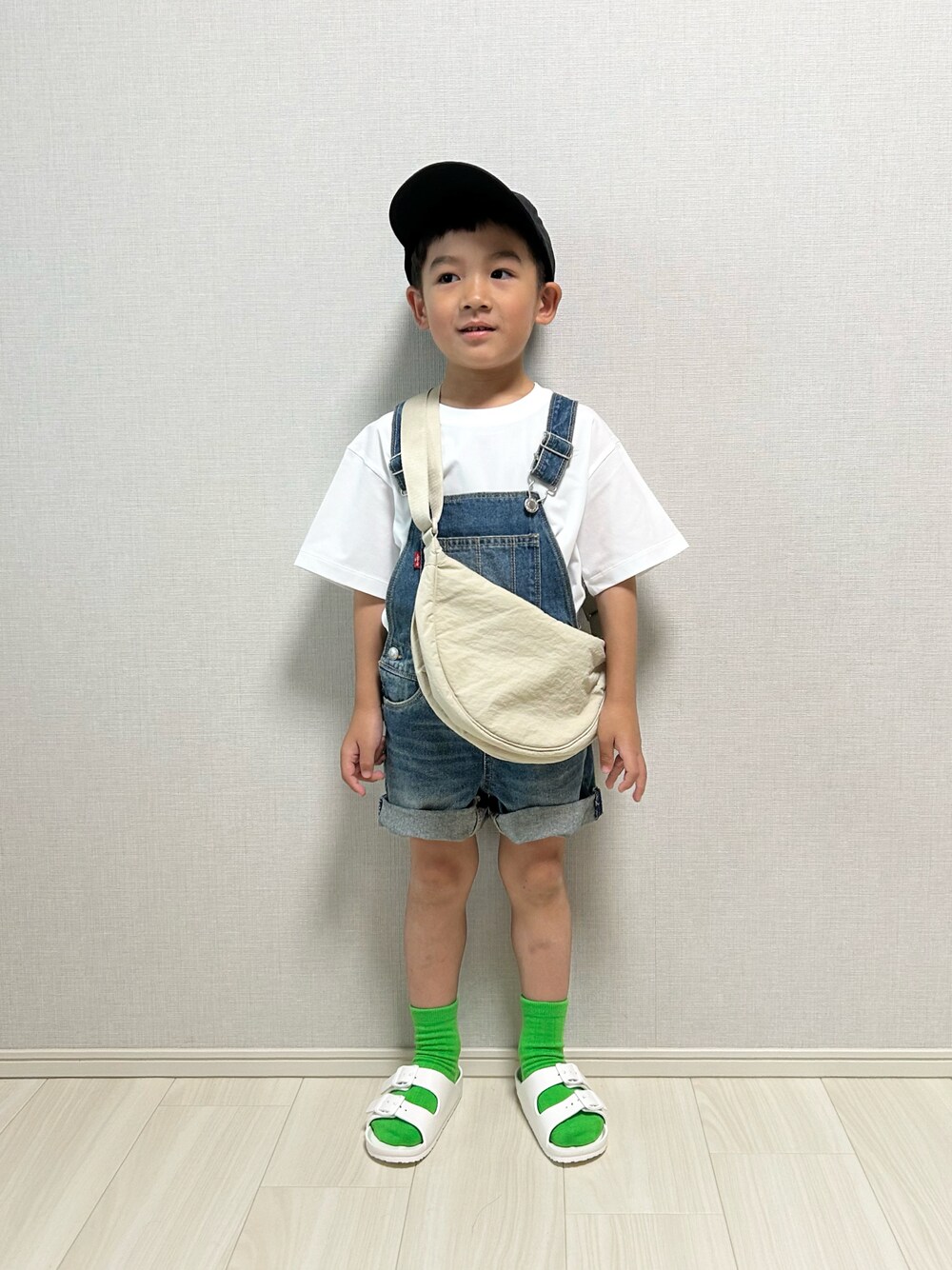 「デニム、ショルダーバッグ、お出かけコーデ、キャップ、夏コーデ、サンダル、古着MIX、サロペット、白Tシャツ、スポーツミックス」｜「UNIQLOのアイテム（Tシャツ/カットソー、ホワイト系）」を使った、haru__maaさん（キッズ・100cm）の夏コーディネートの1枚目の写真