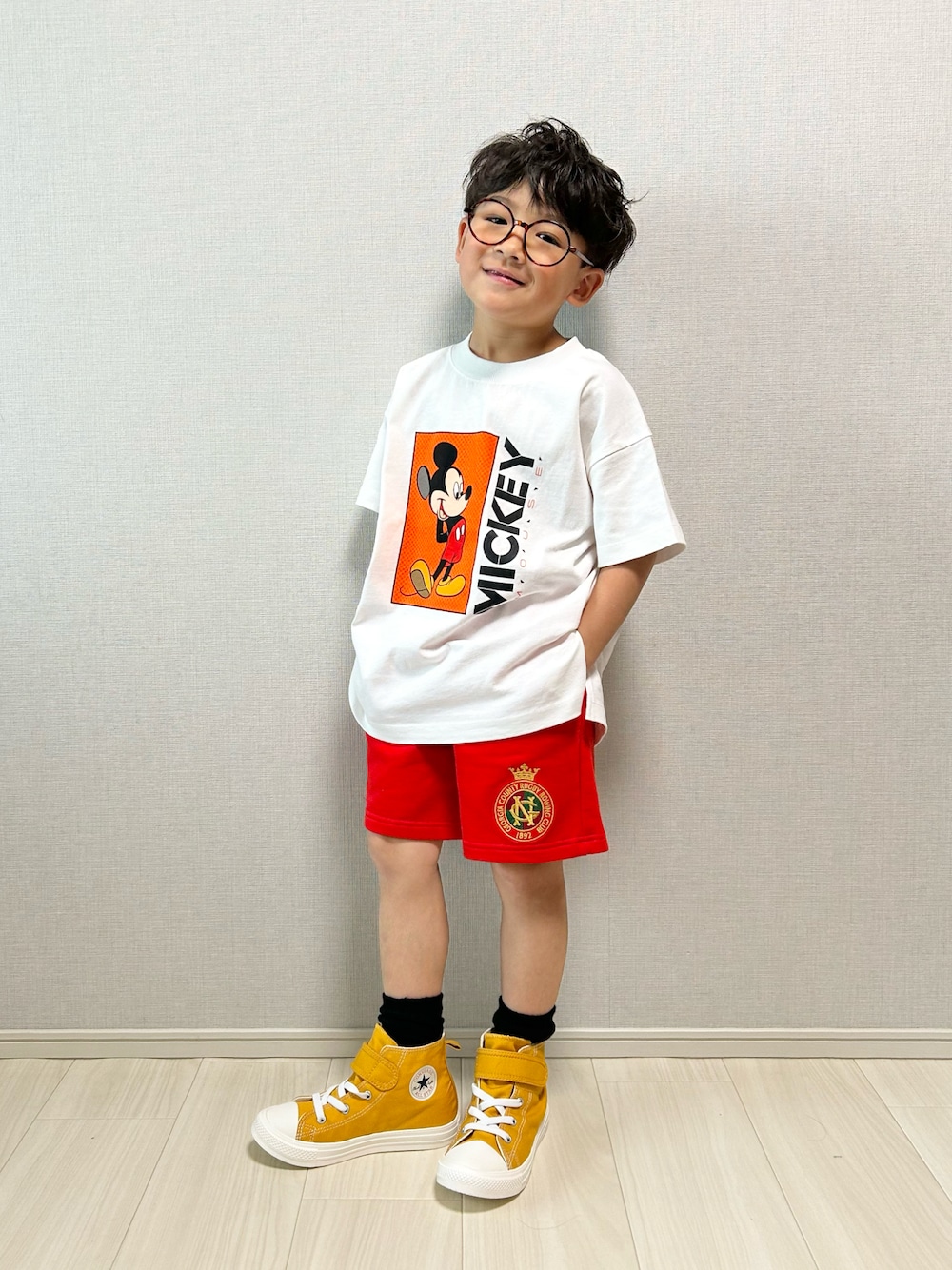「春めき満開コーデ、ハーフパンツ、スポーツミックス、休日スタイル、お出かけコーデ、テーマパークコーデ、スニーカー」｜「LOWRYS FARMのＤＩＳＮＥＹ／キャラＢＩＧＴ　324981（Tシャツ/カットソー、ホワイト系）」を使った、haru__maaさん（キッズ・110cm）の春コーディネートの1枚目の写真
