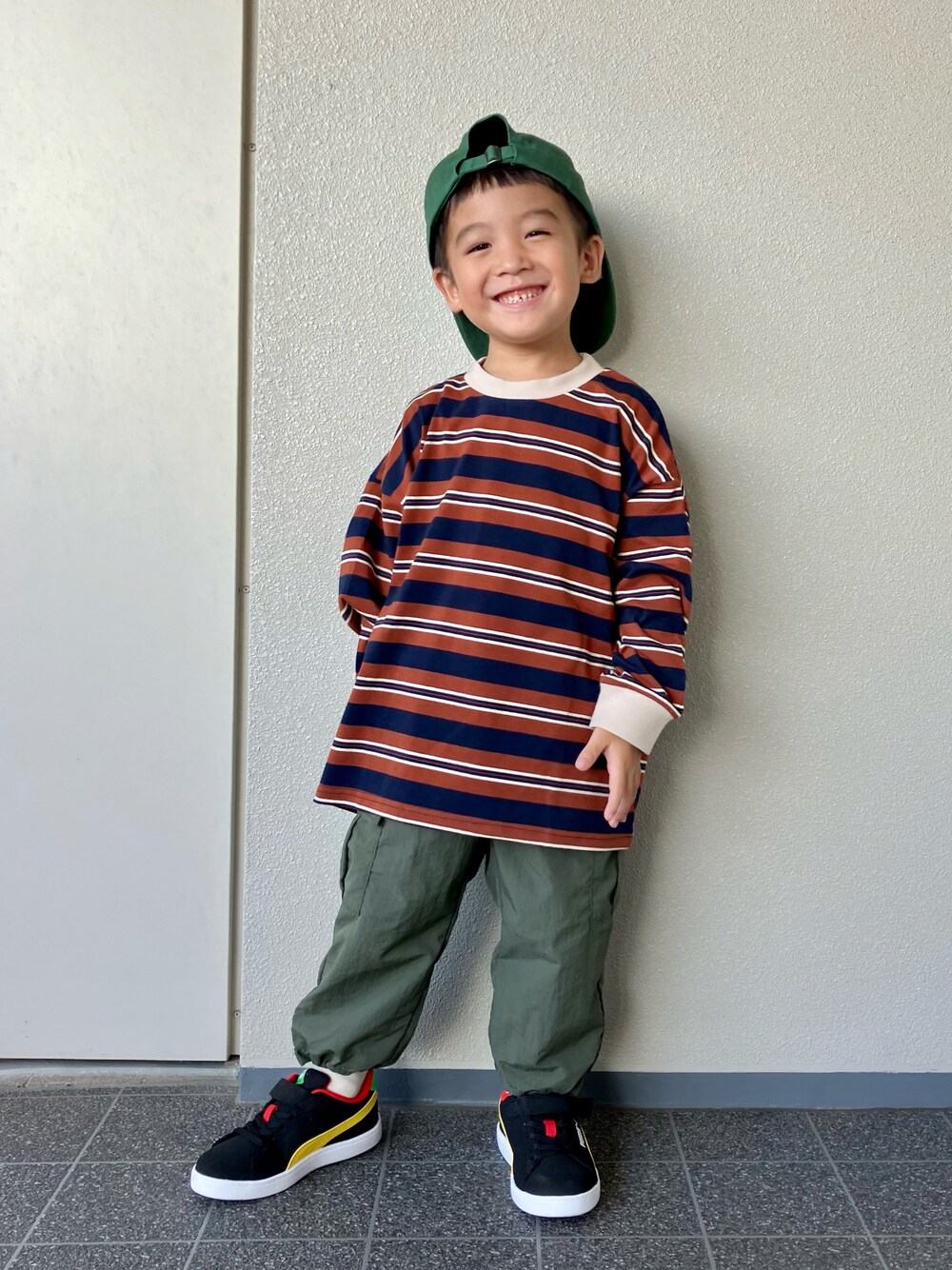 「秋コーデ、ボーダー、キャップ、ロンT、カーゴパンツ、スニーカー、カジュアルコーデ、休日スタイル、アウトドアスタイル、スポーツミックス、プチプラ、カーキ、ブラウン」｜「PAIRMANON STREETの【PAIRMANON STREET】ビッグシルエット マルチボーダー 長袖 Tシャツ（Tシャツ/カットソー、ブルー系）」を使った、haru__maaさん（キッズ・100cm）の秋コーディネートの1枚目の写真