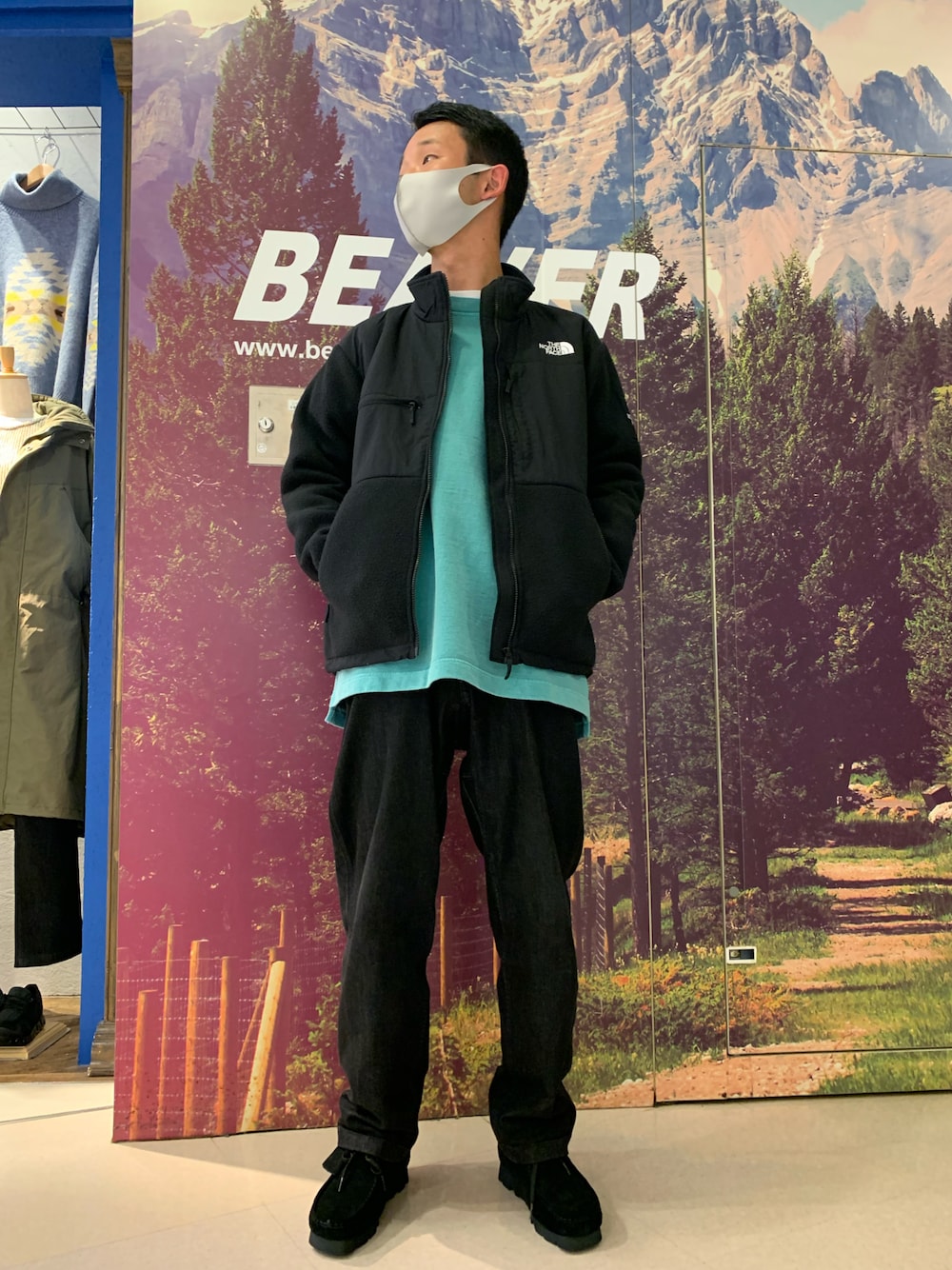 ブラック系のブルゾン、グリーン系のスウェット、グリーン系のスウェットを着用したメンズの秋コーディネートの1枚目の写真