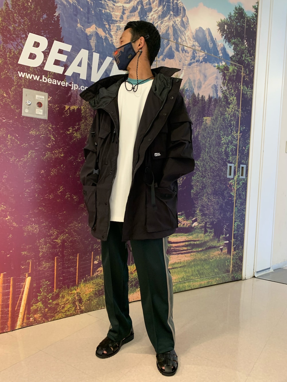 「BEAVER、ABU GARCIA、IS-NESS、NEEDLES、Paraboot、秋コーデ、休日スタイル、カジュアルコーデ、アウトドアミックス、トラックパンツ、グルカサンダル、秋トレンド2021、コート、スモック、きれいめカジュアル」｜「ABU GARCIAのAbu Garcia × is-ness/アブガルシア×イズネス　ABU-M808 SMOCK COAT スモックコート　21AAB-0002（マウンテンパーカー、ブラック系）」を使った、しょーまさん（メンズ・169cm）の夏コーディネートの1枚目の写真