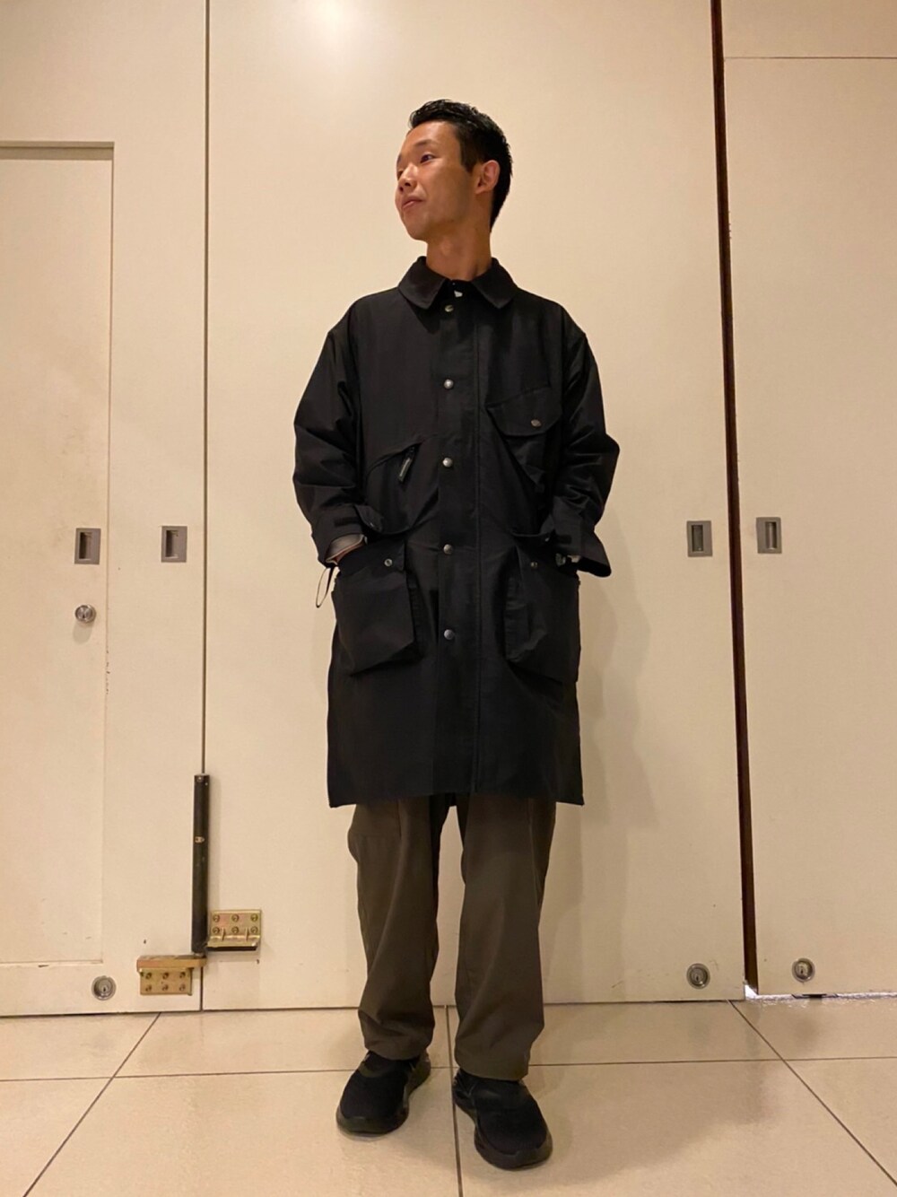 「BEAVER、MANASTASH、ABU GARCIA、IS-NESS、HOKAONEONE、ホカオネオネ、秋のコーデ、きれいめカジュアル、アウトドアスタイル、ロングコート、ナイロンコート、ナイロンパンツ、大人コーデ、カジュアル、ラフ」｜「MANASTASHのMANASTASH/マナスタッシュ　DRUNKEN JACKET ドランケンジャケット　7112100（ブルゾン、ブラック系）」を使った、しょーまさん（メンズ・169cm）の秋コーディネートの1枚目の写真