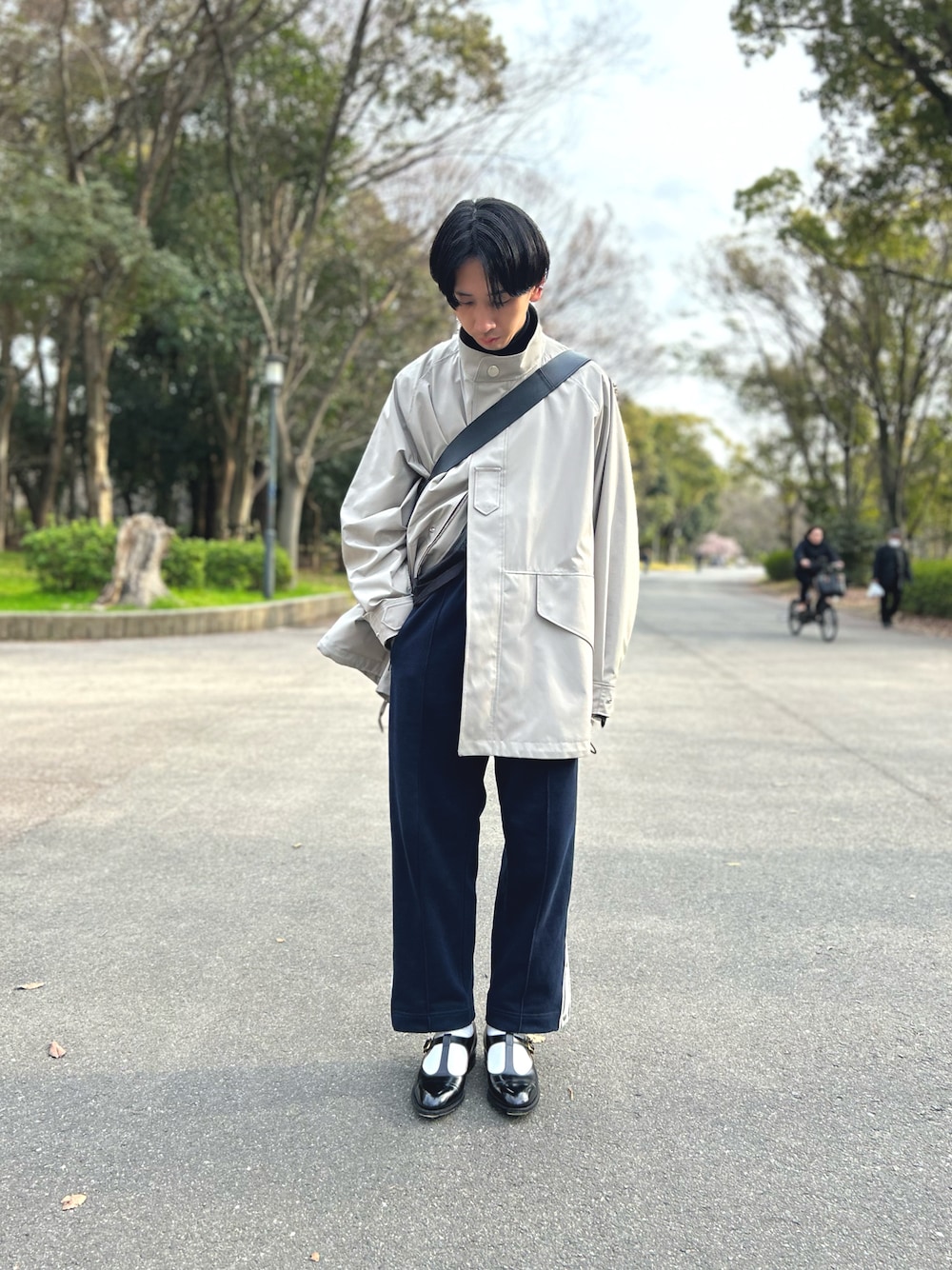 「春服デビュー宣言、休日スタイル、シンプルコーデ、春アウター、GU、23ss、モッズコート」｜「beautiful peopleのアイテム（スウェットパンツ、ブルー系）」を使った、 Kenseiさん（メンズ・174cm）の春コーディネートの1枚目の写真