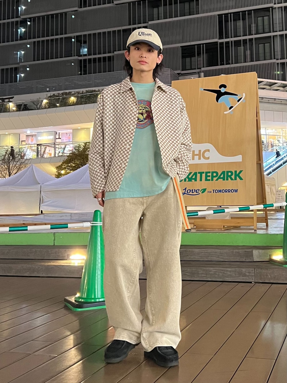 ベージュ系のデニムパンツ、ブルー系のシャツ/ブラウス、グリーン系のTシャツ/カットソーを着用したメンズの春コーディネートの1枚目の写真
