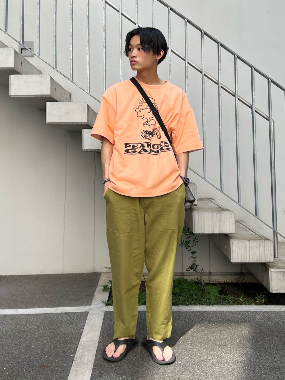 「ビッグシルエット、ロゴT、カラーパンツ、ショルダーバッグ、ストリート、休日スタイル、サンダル、古着MIX、プリントT、シンプルコーデ、ミニバッグ、ビタミンカラー、淡色コーデ、初夏コーデ、WEARyouthコーデ」｜「PEANUTSの【PEANUTS × SPORTS WEAR by relume】別注 プリントTシャツ（Tシャツ/カットソー、レッド系）」を使った、わたしょさん（メンズ・166cm）の春コーディネートの1枚目の写真