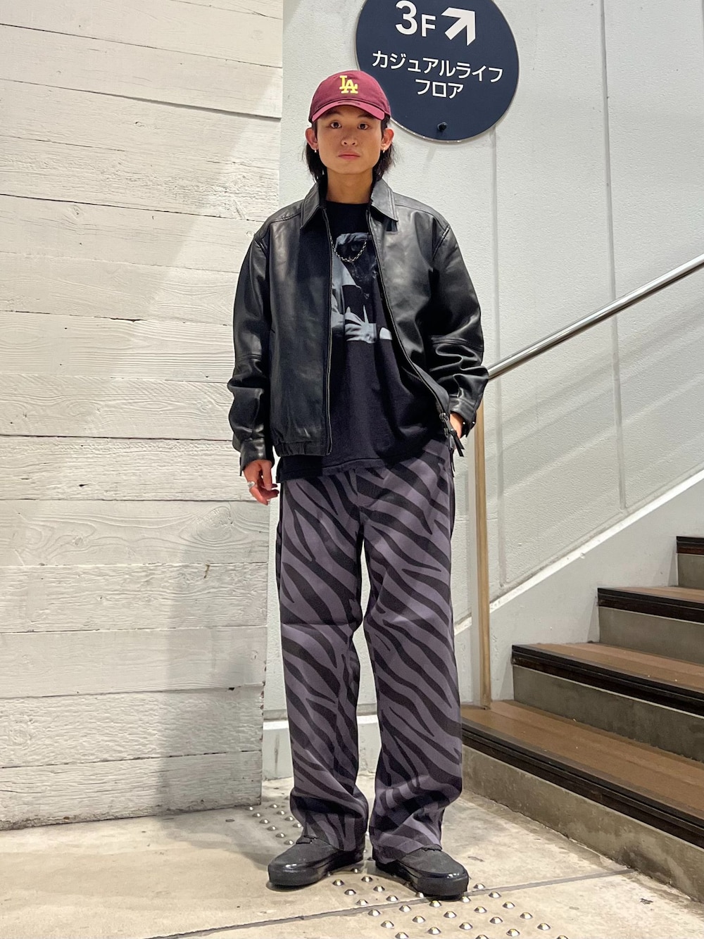 ブラック系のライダースジャケット、グレー系のその他パンツ、ブラック系のTシャツ/カットソーを着用したメンズの秋コーディネートの1枚目の写真