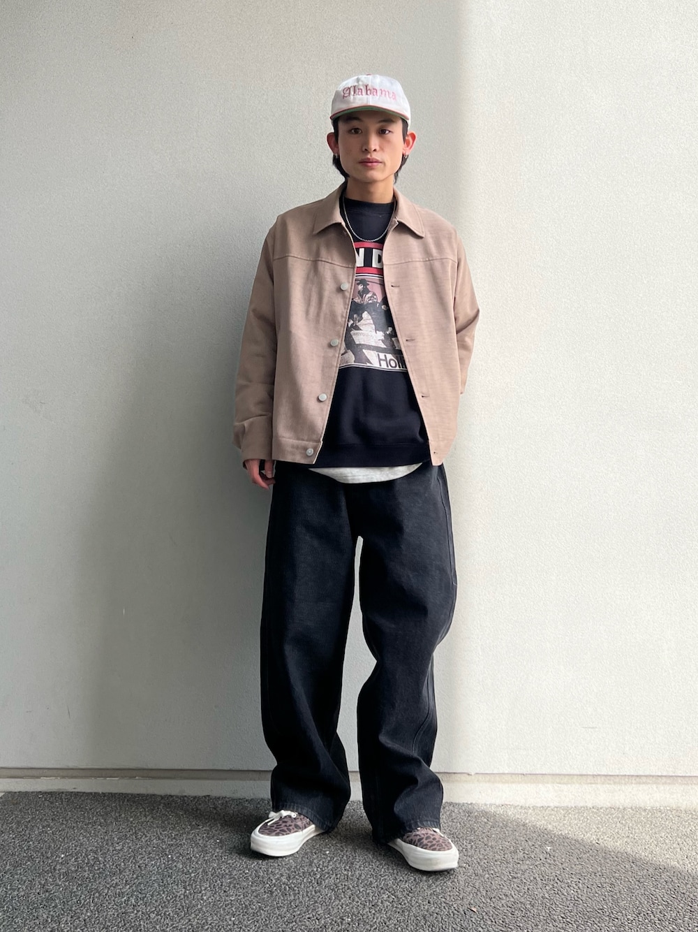 「スウェット、スニーカー、デニム、キャップ、レイヤードスタイル、休日スタイル、ワイドパンツ、お出かけコーデ、春アウター、デートコーデ、春色、ジャケットスタイル、春コーデ、低身長コーデ、今日のコーデ」｜「JOURNAL STANDARD relumeのサイドメランジ コンフォートトラッカージャケット（その他アウター、ベージュ系）」を使った、わたしょさん（メンズ・166cm）の冬コーディネートの1枚目の写真