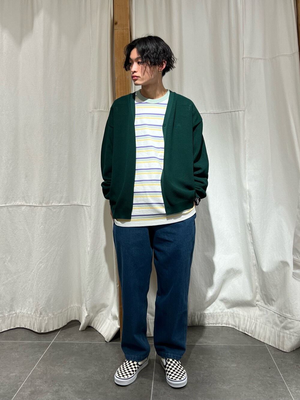 グリーン系のカーディガン/ボレロ、ホワイト系のTシャツ/カットソー、ホワイト系のスリッポンを着用したメンズの春コーディネートの1枚目の写真